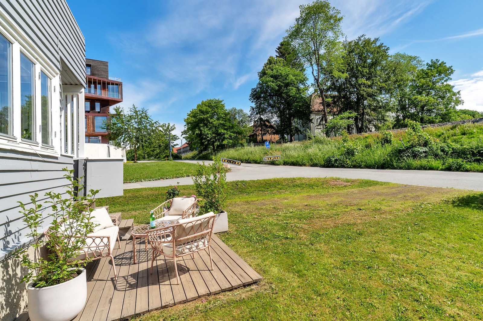 Leiligheten har et fint uteområde som er ypperlig å benytte i sommerhalvåret. Galleribilde