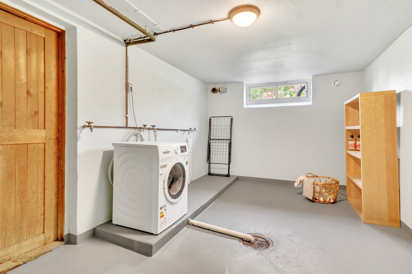 Leiligheten disponerer store deler av kjellerareal som består av vaskekjeller og flere boder. Galleribilde