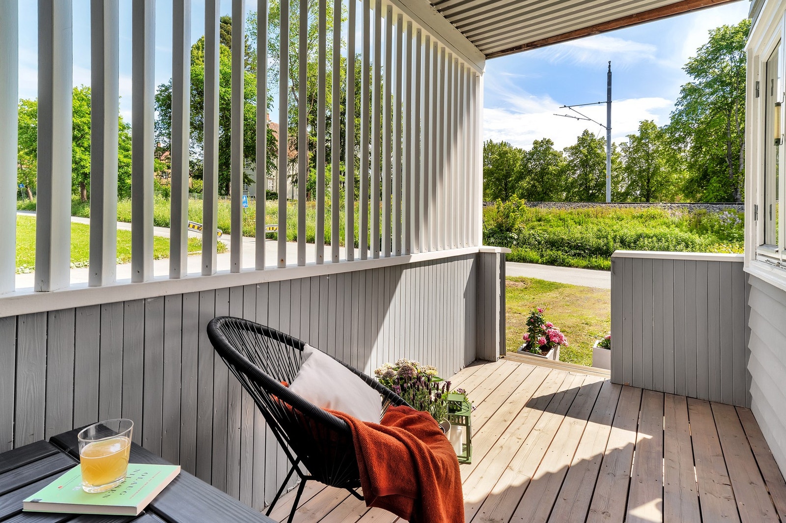 Flott balkong på ca. 6,8 kvm. Videre ned fra balkongen har man tilgang til egen terrasse. Galleribilde
