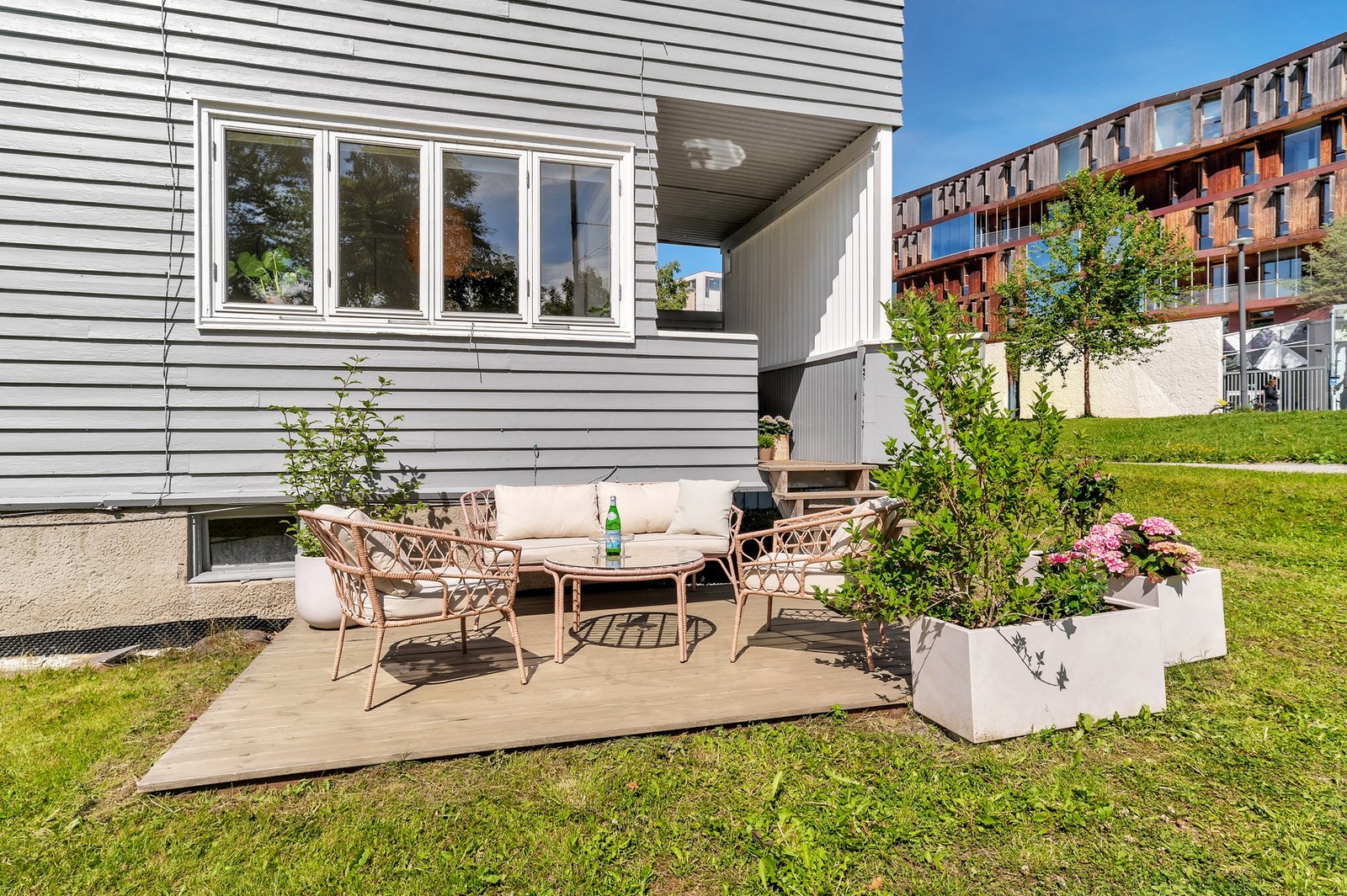 Leiligheten har en nydelig beliggenhet i 1.etasje med egen stor markterrasse. Galleribilde