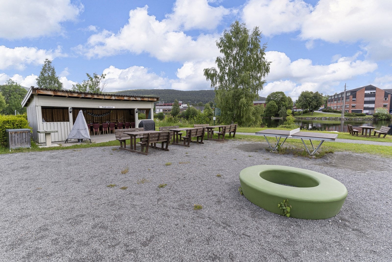 Tilgang til lekeområde og gapahuk. Det er også mulighet å disponere en grillhytte. Galleribilde