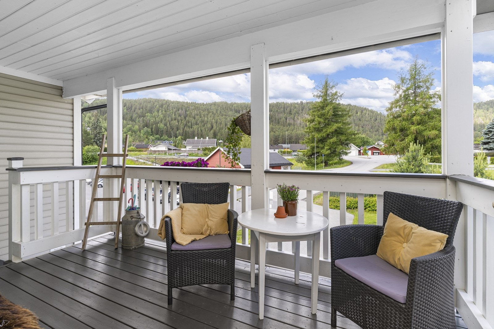 Hyggelig overbygd balkong ved inngangspartiet. Galleribilde