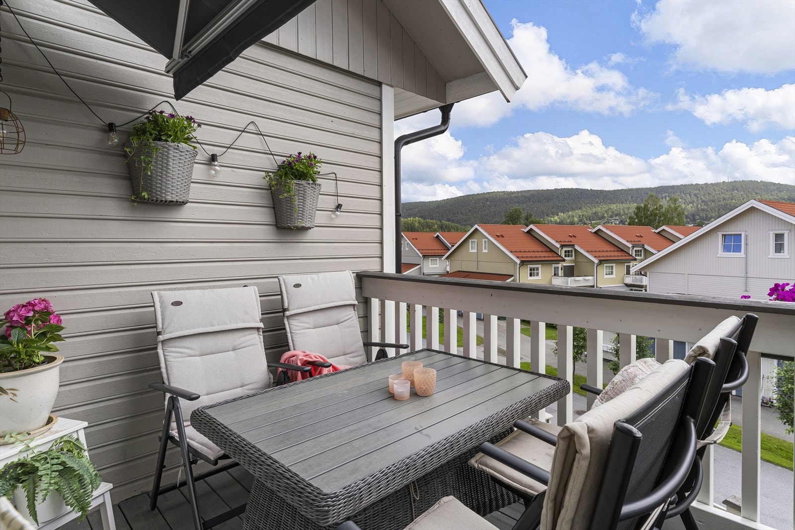 Ut for stuen er det en flott balkong med markise. Galleribilde