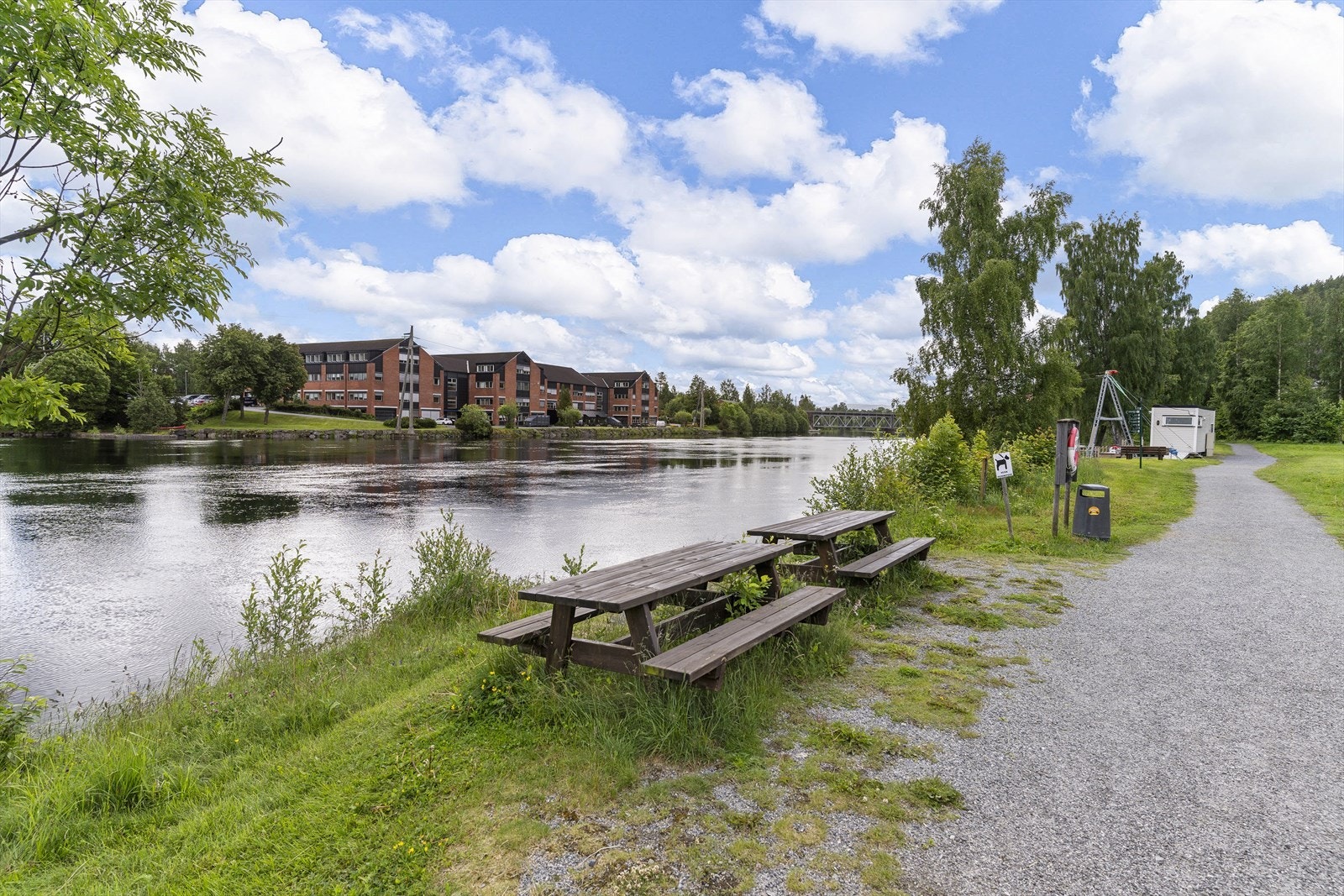 Flott tursti langs med lågen i umiddelbar nærhet til leiligheten. Galleribilde