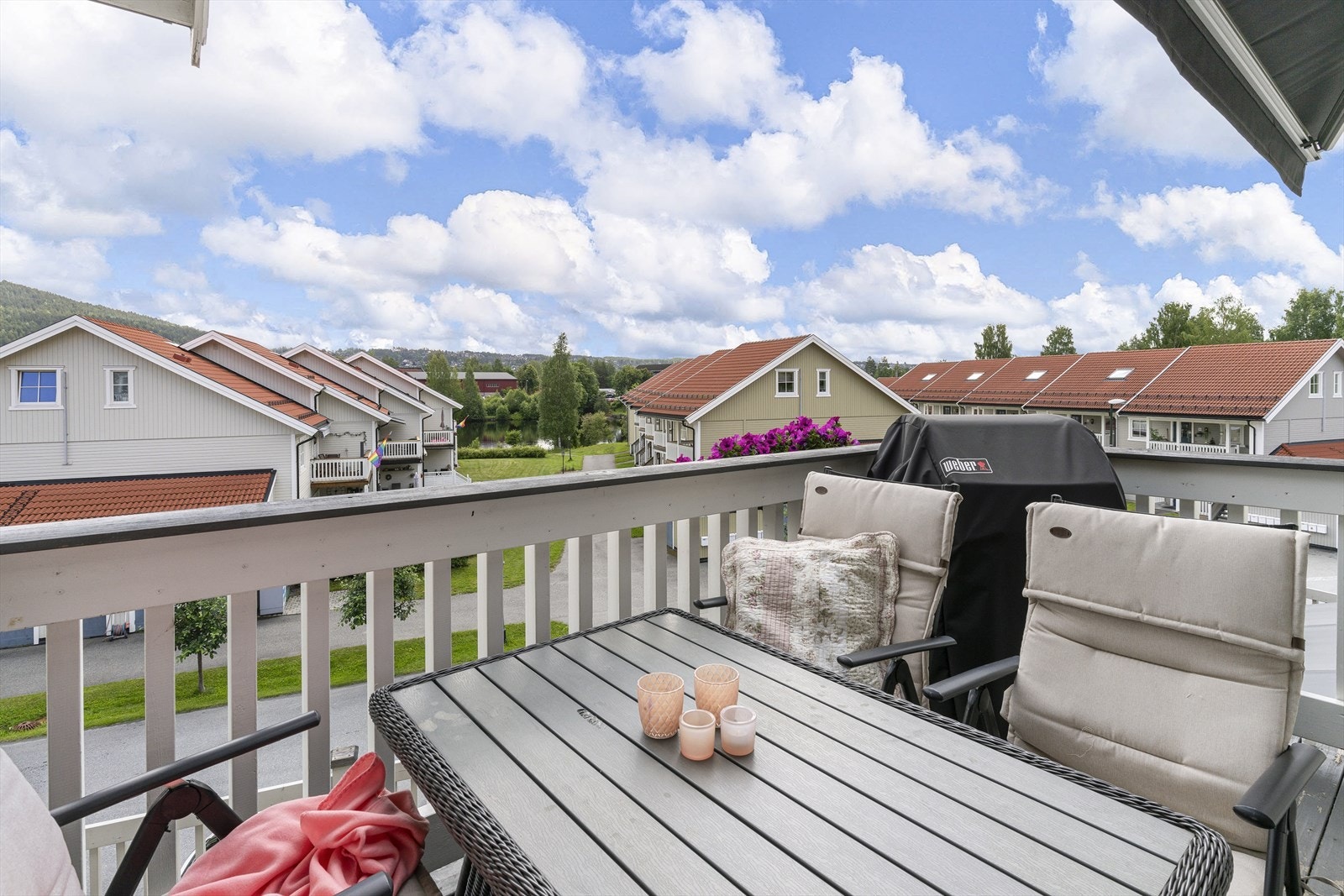 Fra balkongen har du fin utsikt i retning lågen, Stanga og deler av byen. Galleribilde