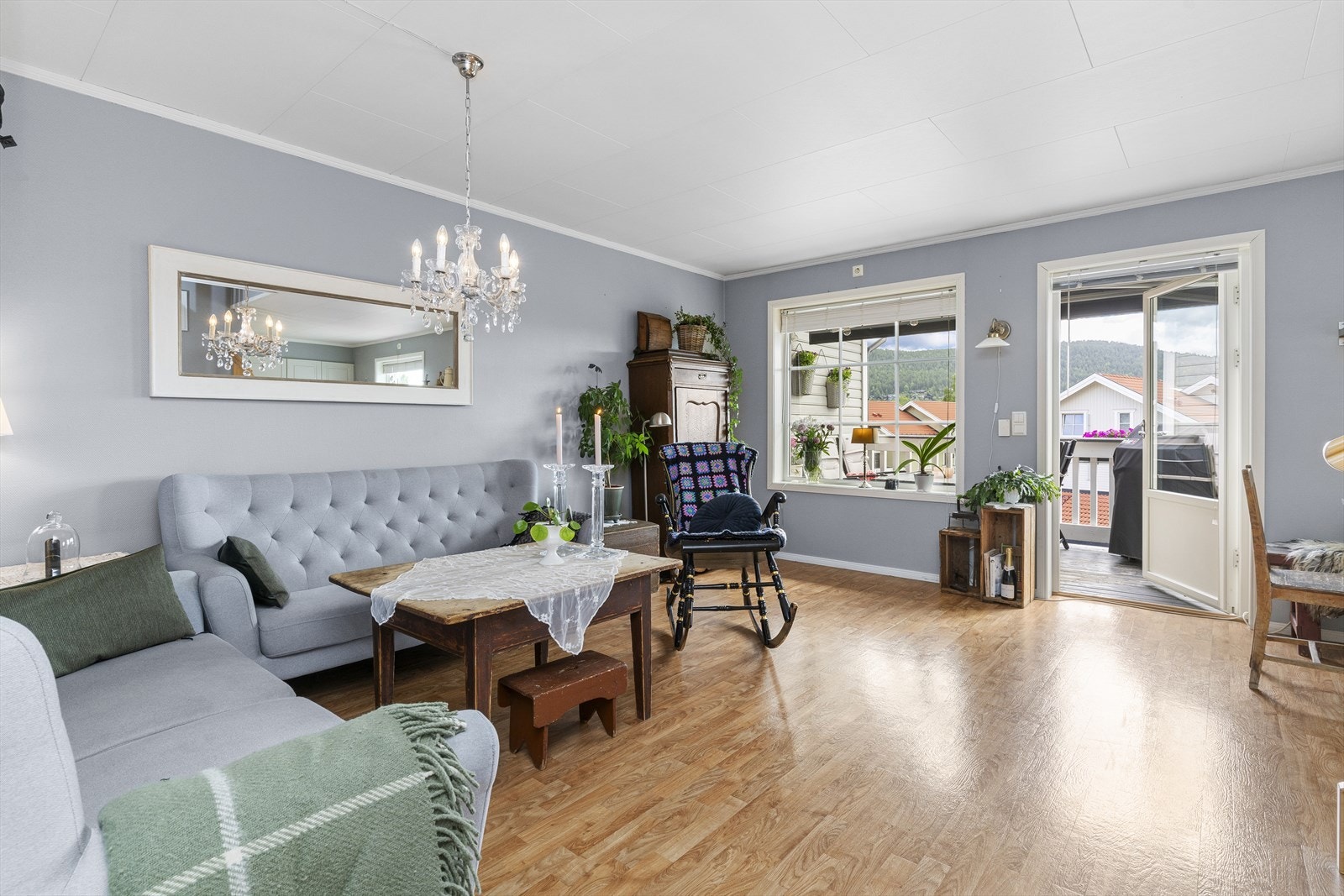 Videre inn fra gangen kommer du inn i en lys og åpen stue. Galleribilde