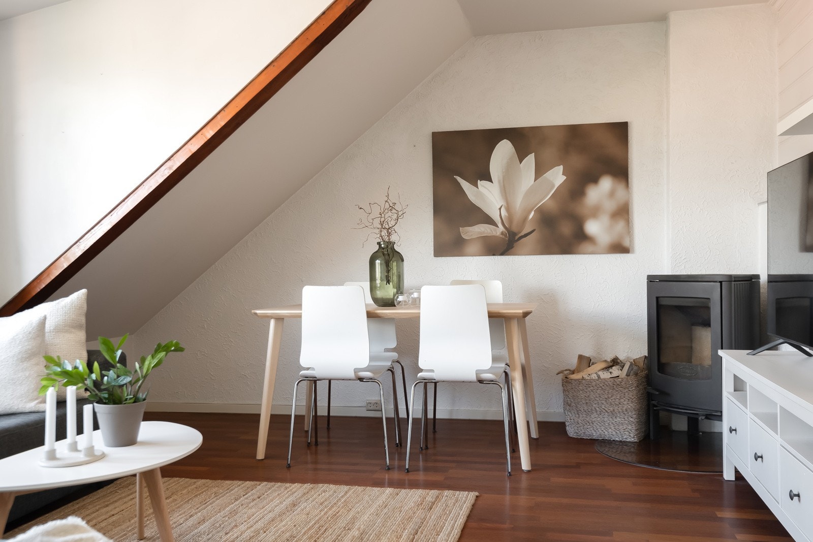 Store vindusflater gir godt med naturlig lys. Galleribilde