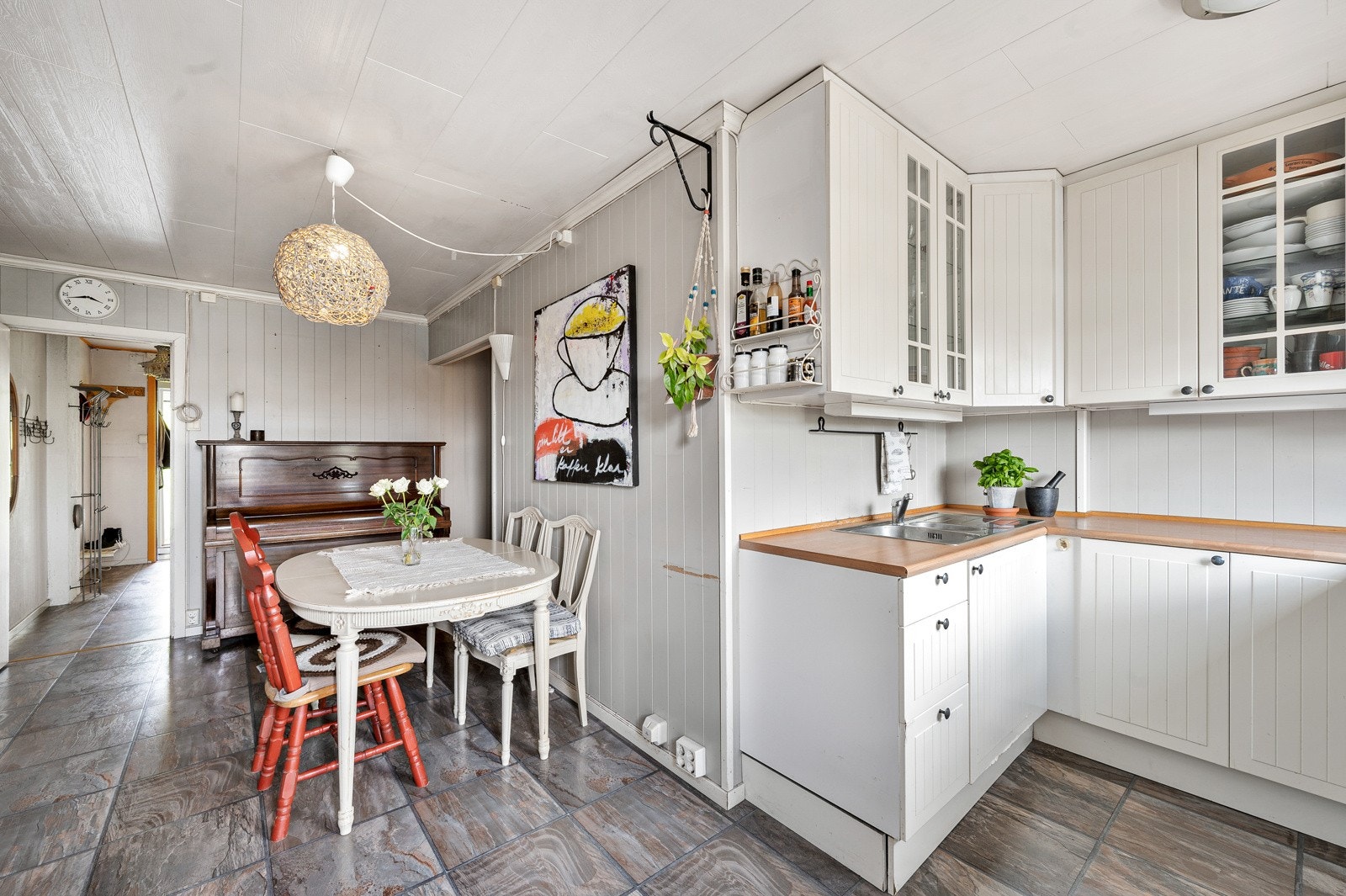 Store vindusflater sørger for godt med naturlig lysinnslipp til hele rommet. Galleribilde