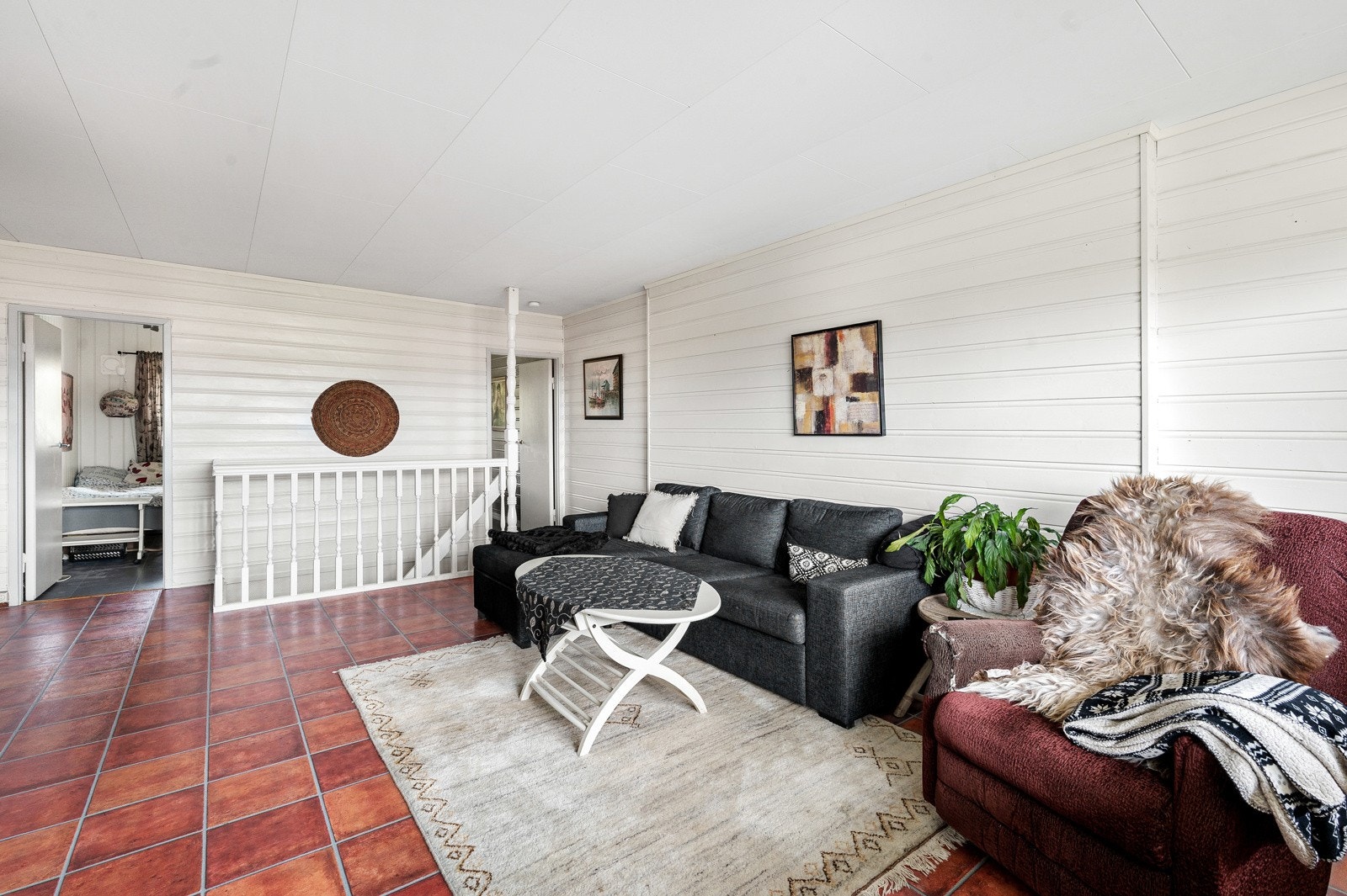 Stuen er et naturlig samlingspunkt for det sosiale, hvor man har plass til spise - og sittegruppe. Galleribilde