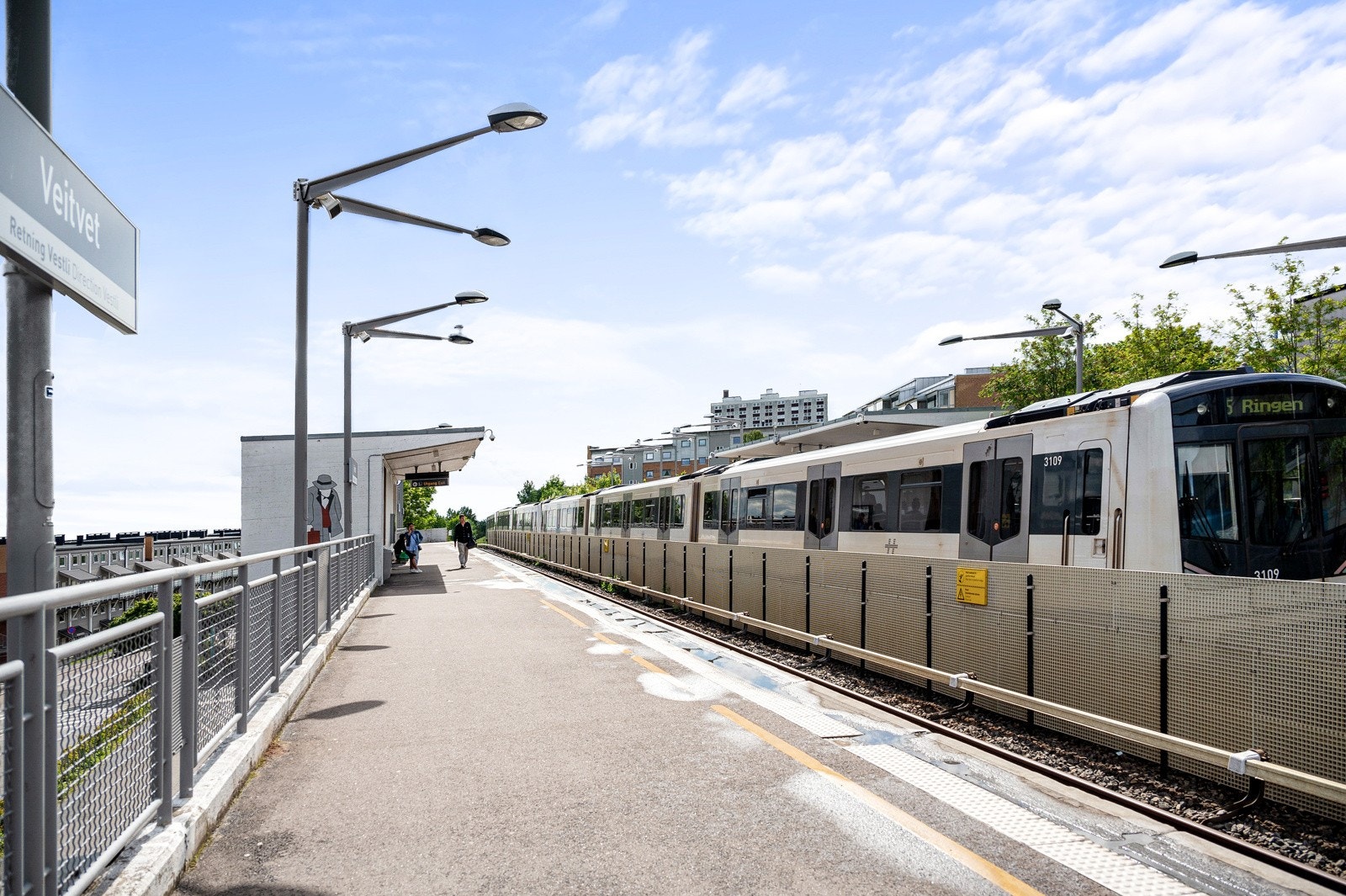 T-bane og offentlig kommunikasjon få minutter fra leiligheten. Galleribilde