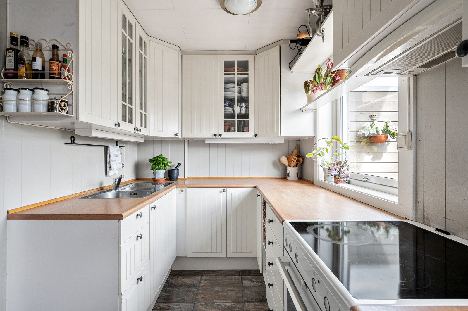 IKEA kjøkkeninnredning med malte fronter, laminat benkeplater, oppvaskkum, ventilator, belysning under overskap, kjøl/fryseskap og komfyr med keramisk platetopp. 3 fronter med glass. Waterguard er montert. Galleribilde