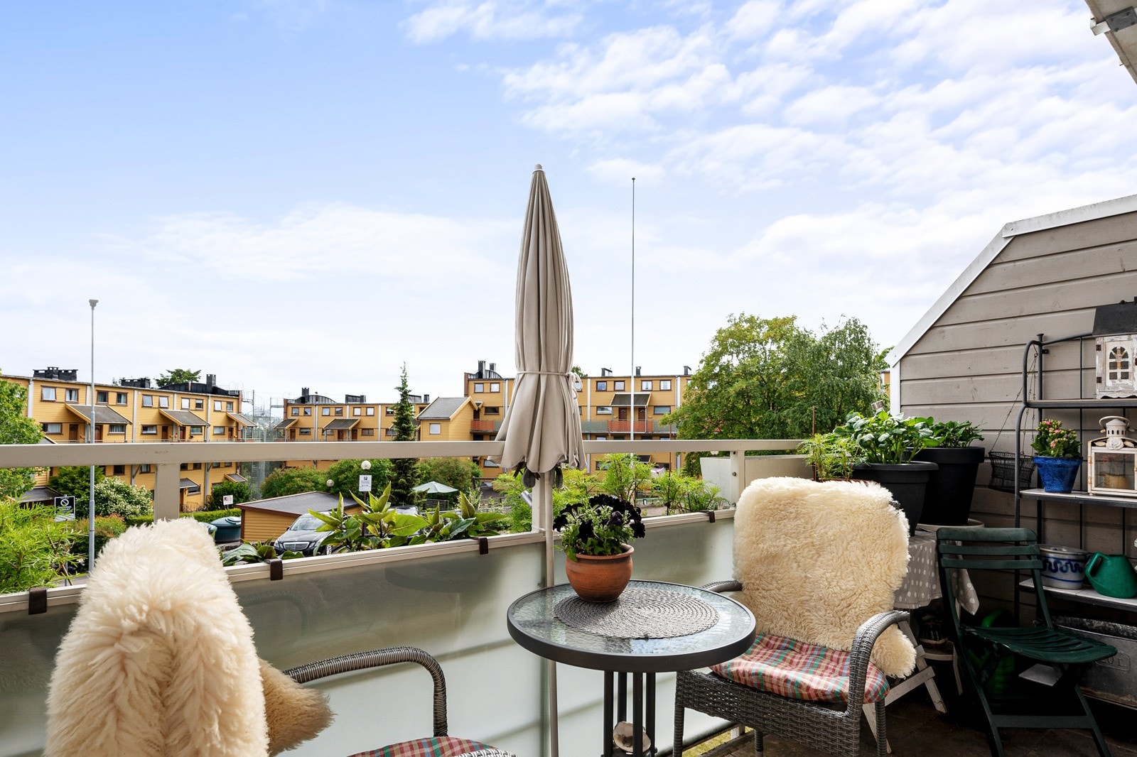 Solrik balkong med god plass til sittegrupper. Galleribilde