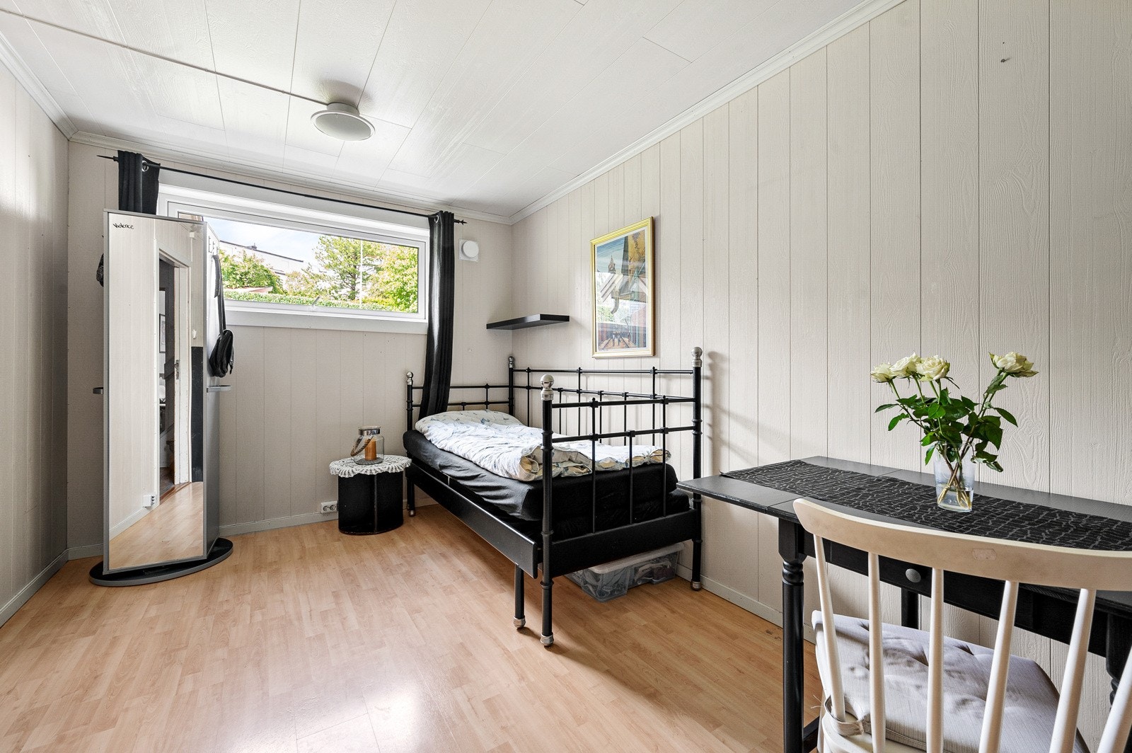 I 1. etasje er det et soverom med god plass til seng og øvrige møblement. Galleribilde