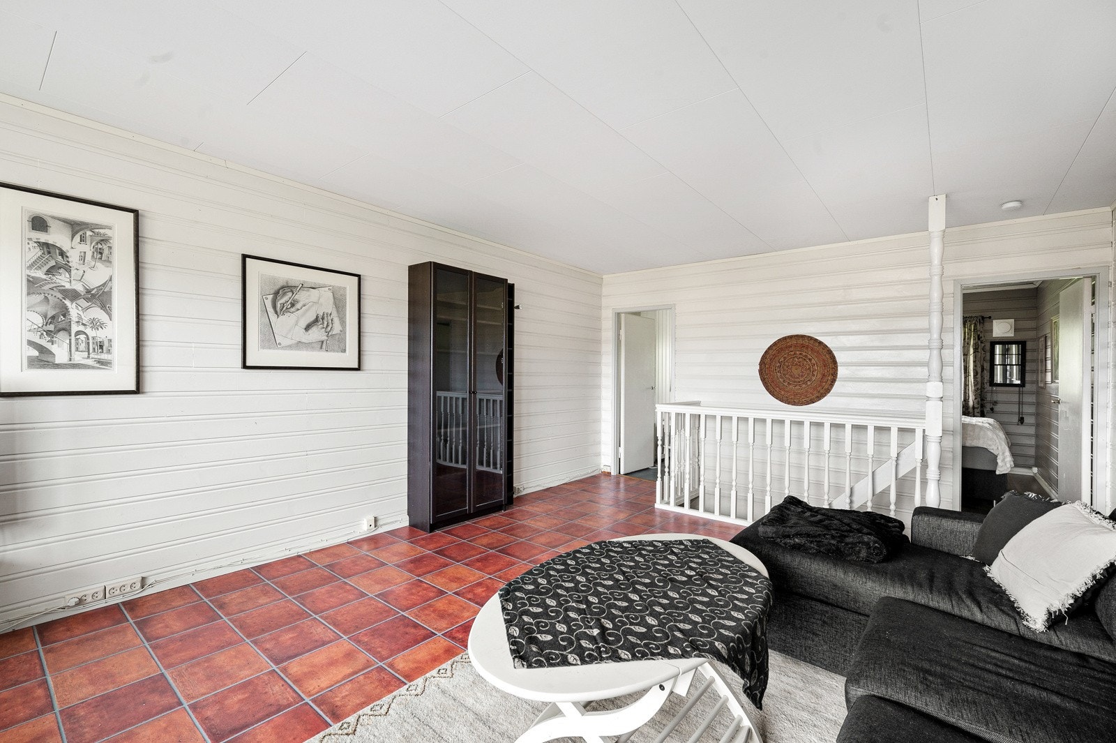 Leiligheten har en lys og romslig stue. Galleribilde