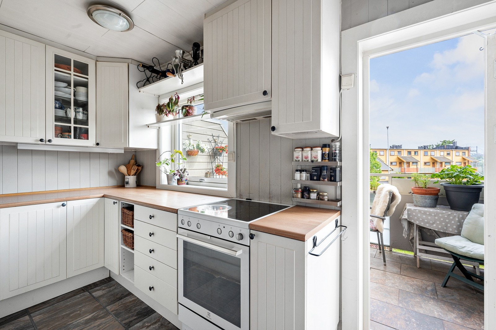 Kjøkkeninnredning ble montert i 2003. Kjøl/fryseskap er fra samme år. Komfyr er fra ca.2022. Galleribilde