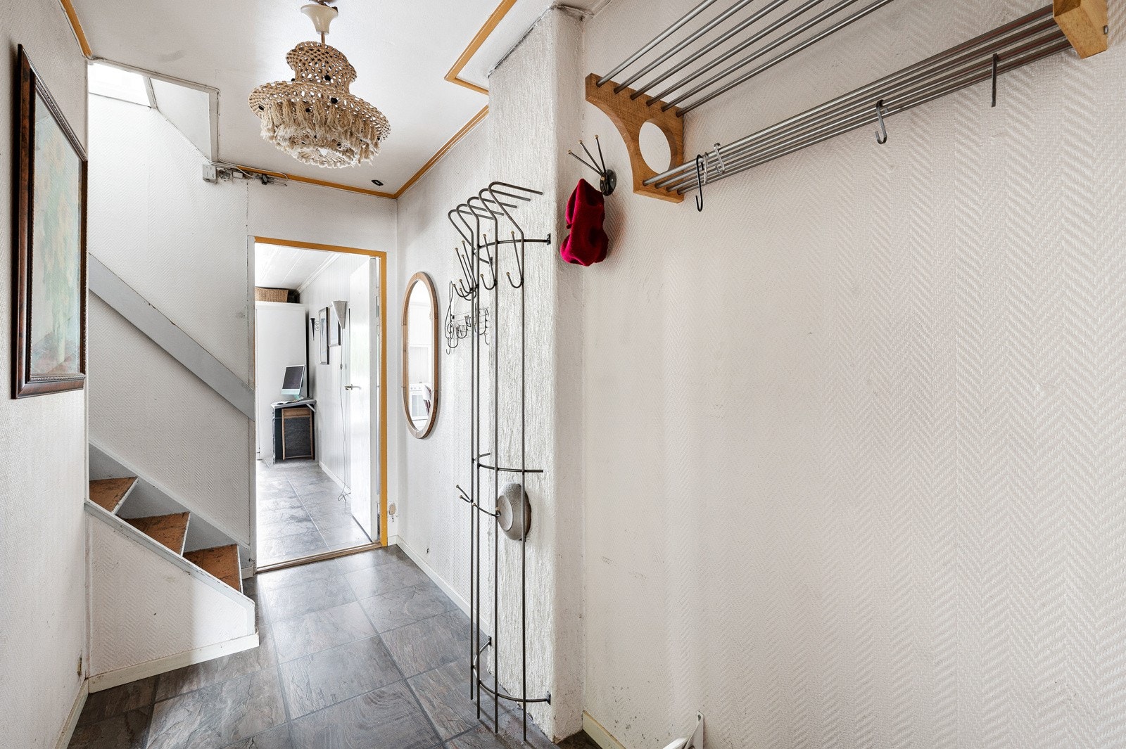 Lys og praktisk entrè med plass til oppbevaring av yttertøy. Galleribilde