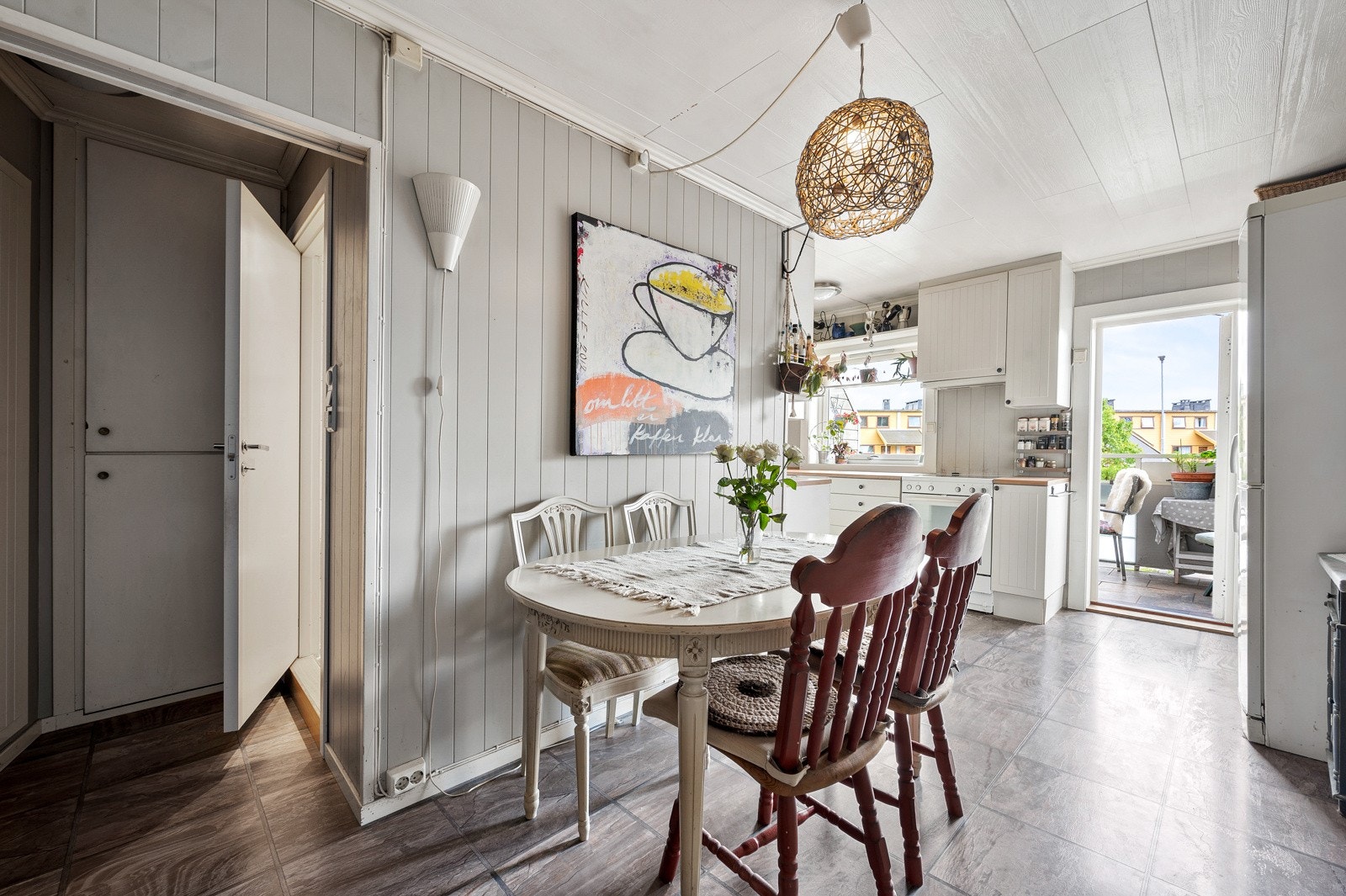 Flott og romslig spisestue med utgang til solrik balkong 8,3 m². Galleribilde