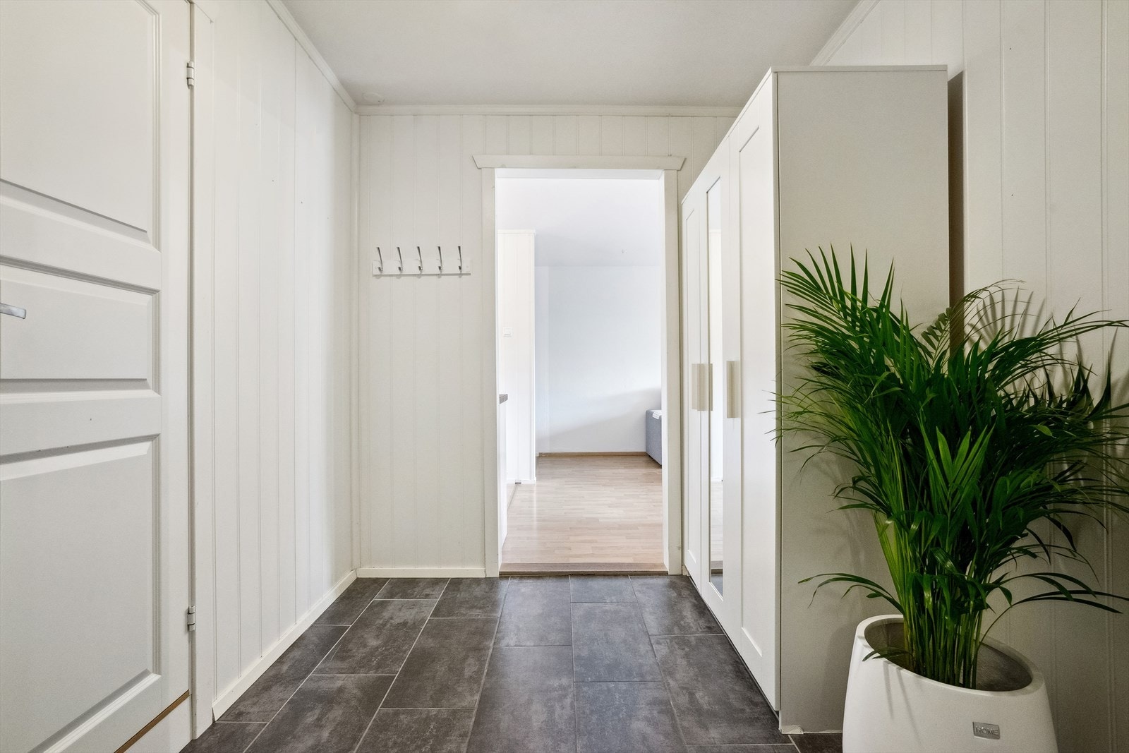 Her er det også god plass til å henge fra seg tøy og montere garderobeskap til maksimalt oppbevaring. Galleribilde