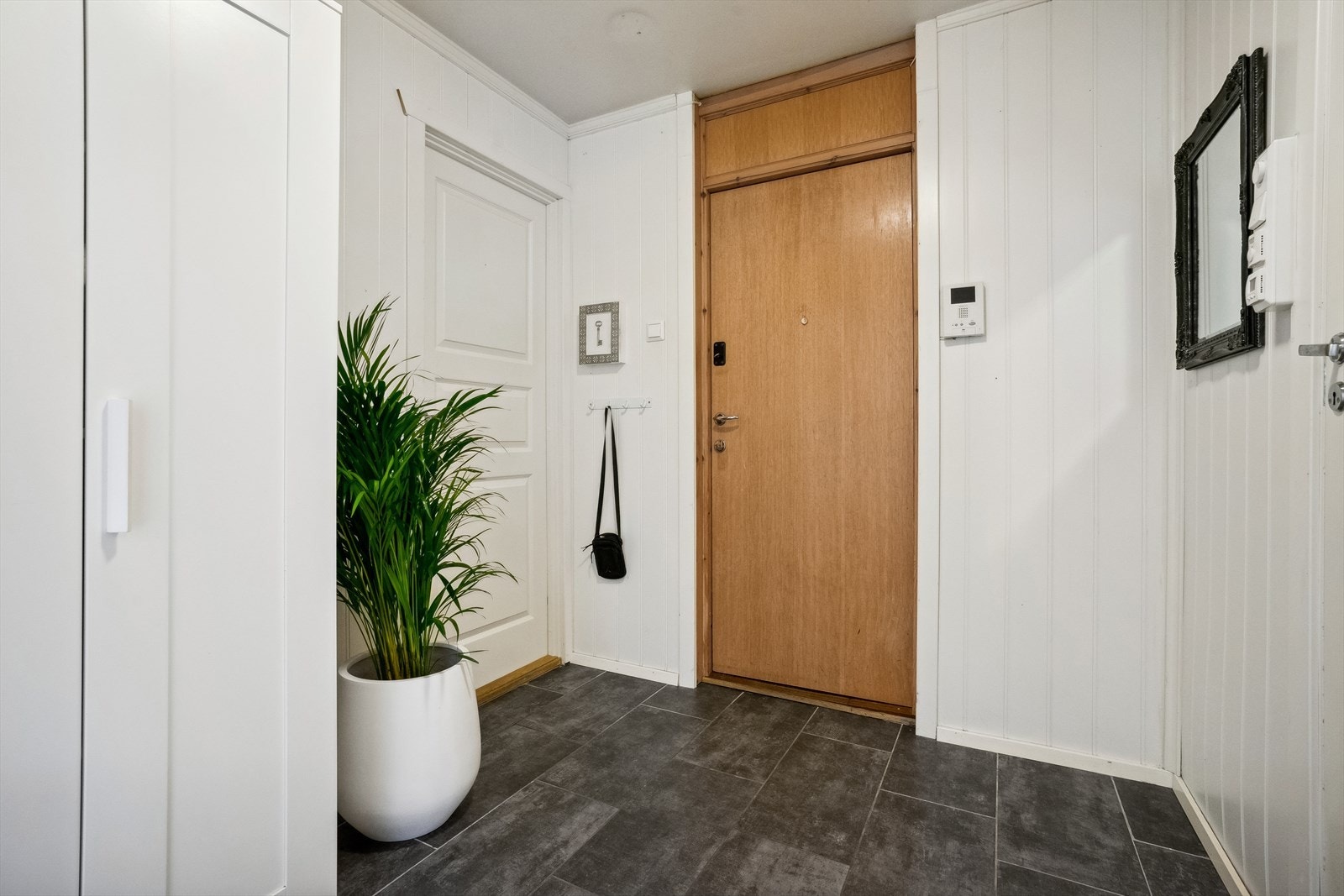 Velkommen inn. Det er lagt inn varmekabler i gangen. Galleribilde
