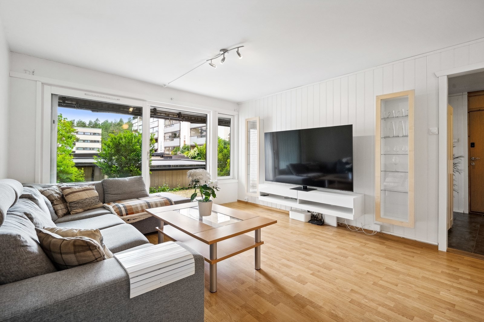 Luftig og pen 2-roms i høy 1. etasje med terrasse og hageflekk. Galleribilde