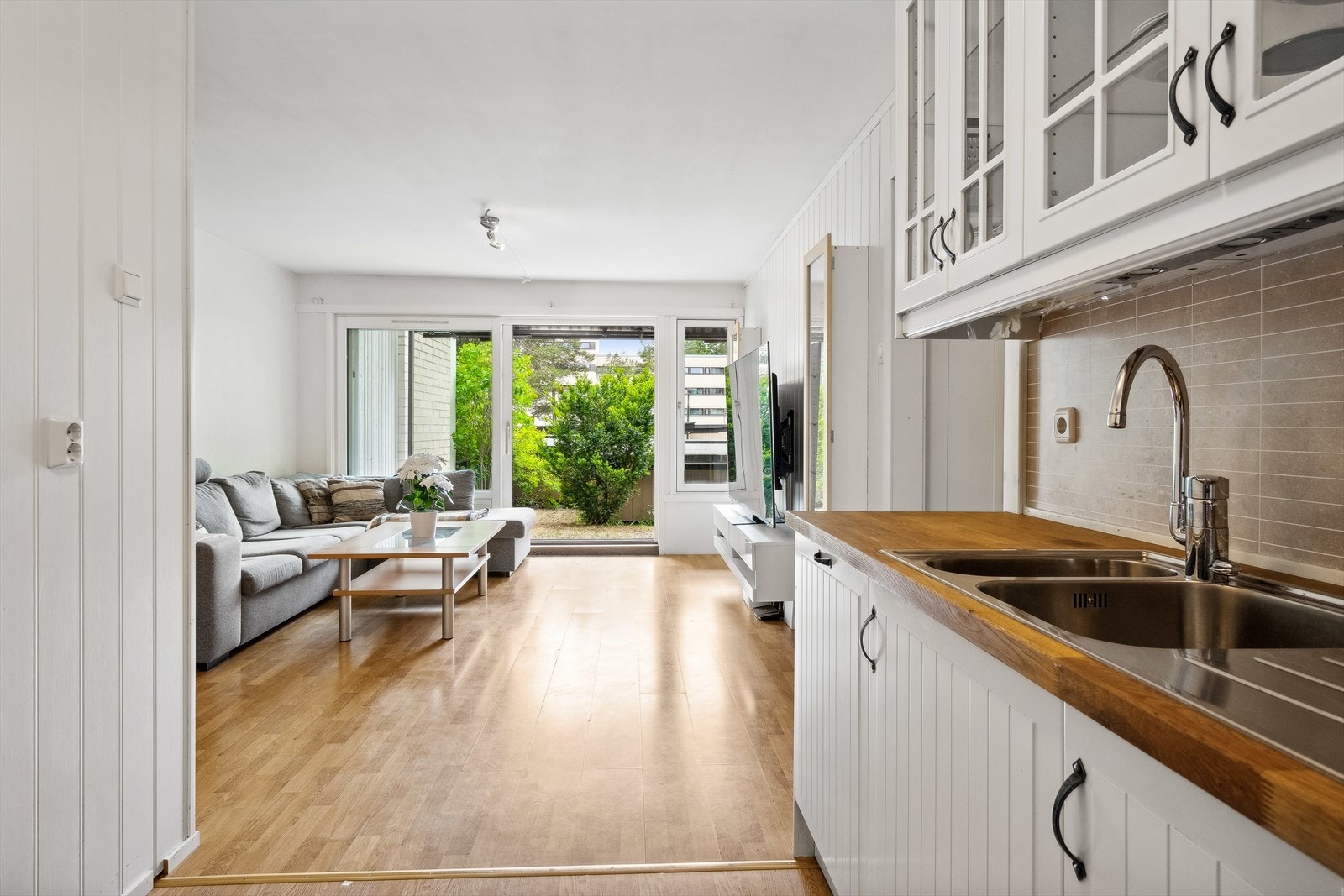 De store vindusflatene slipper inn rikelig med naturlig lys inn til stuen som fører til en lun og åpen atmosfære i hele boligen. Galleribilde