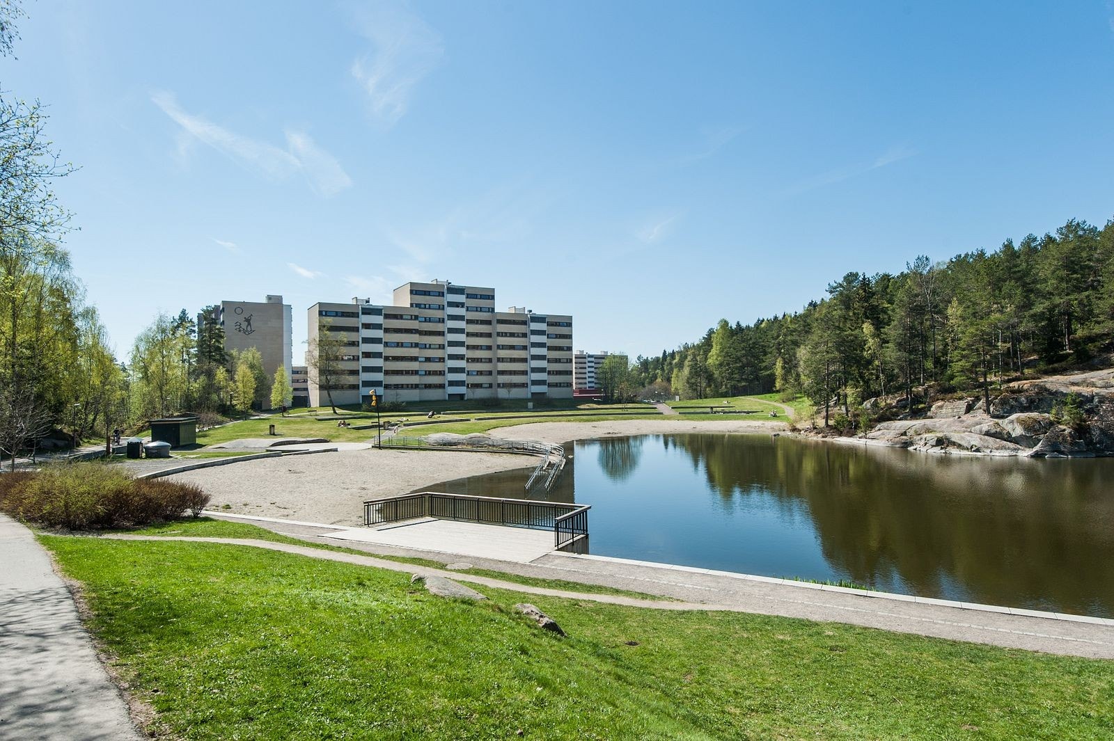 Her har man fine bademuligheter, grillmuligheter, parkbenker - om sommeren er det et nydelig område som fryder. Galleribilde