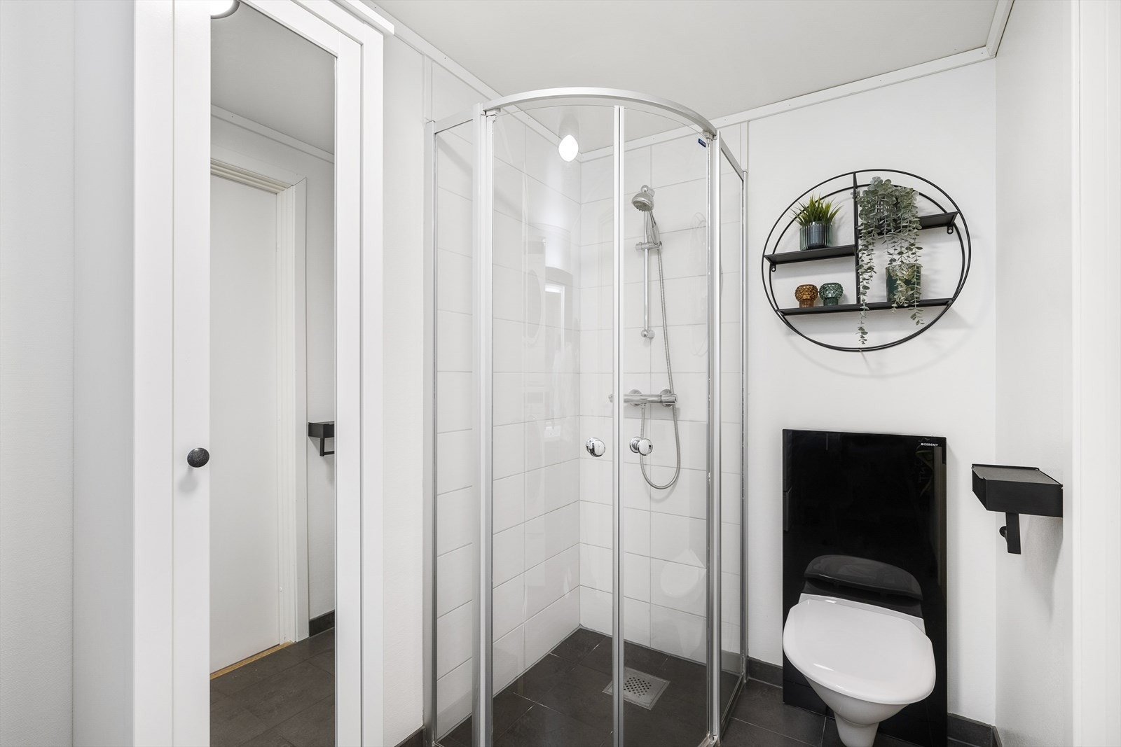 Opplegg for vaskemaskin og tørketrommel. Vannbåren fjernvarmen i gulv. Galleribilde