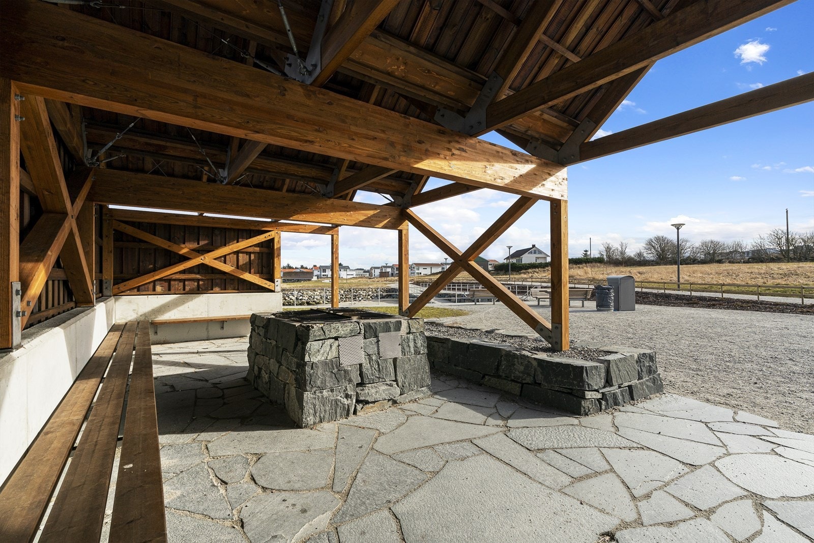 Grillmuligheter og sitteplass under tak. Galleribilde