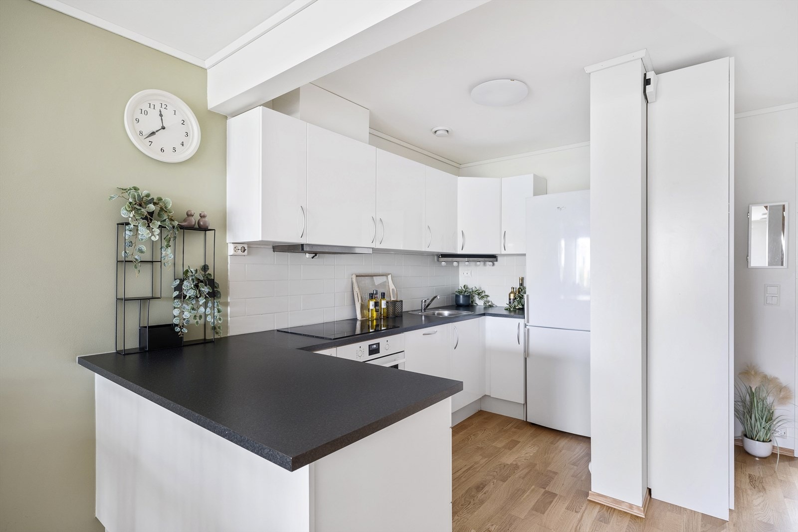 Rikelig med skap- og benkeplass. Galleribilde