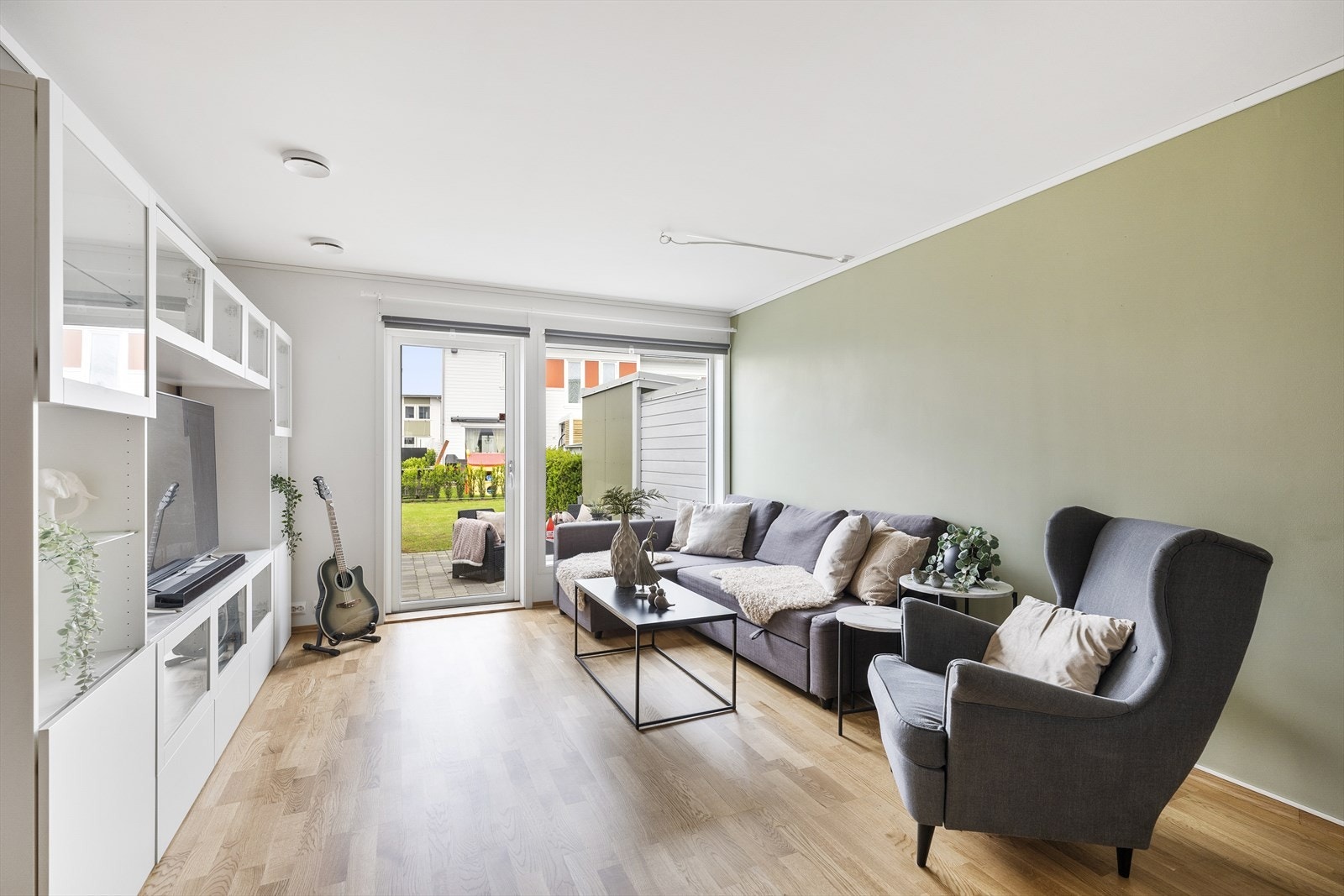 Utgang fra stue til solrikt uteområde. Galleribilde