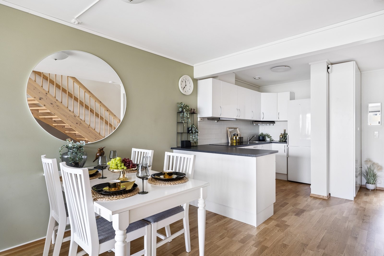 Kjøkkenet er tilbaketrukket i stue og er påbygget utover standard levering. Med kjøkkenbenk ut mot stuen kan man kokkelere, mens man underholder gjester. Galleribilde