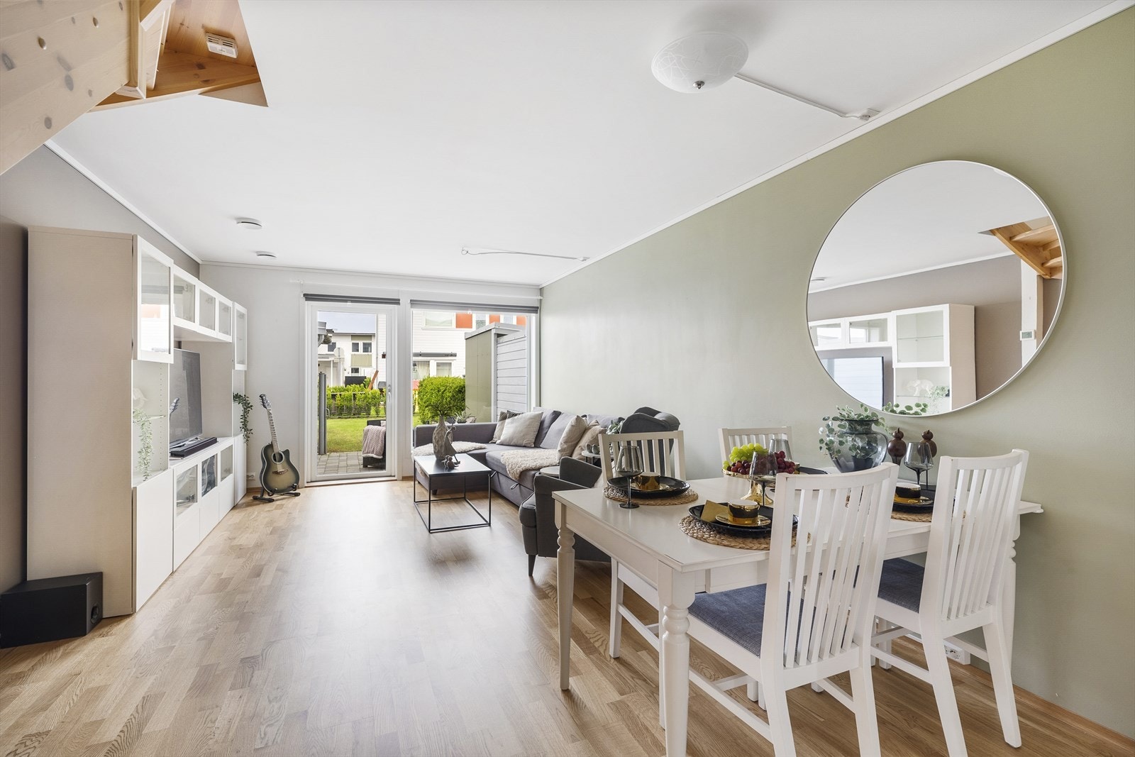 God plass til TV-krok og spisebord. Vannbåren fjernvarme i gulv i hele 1.etg. Galleribilde