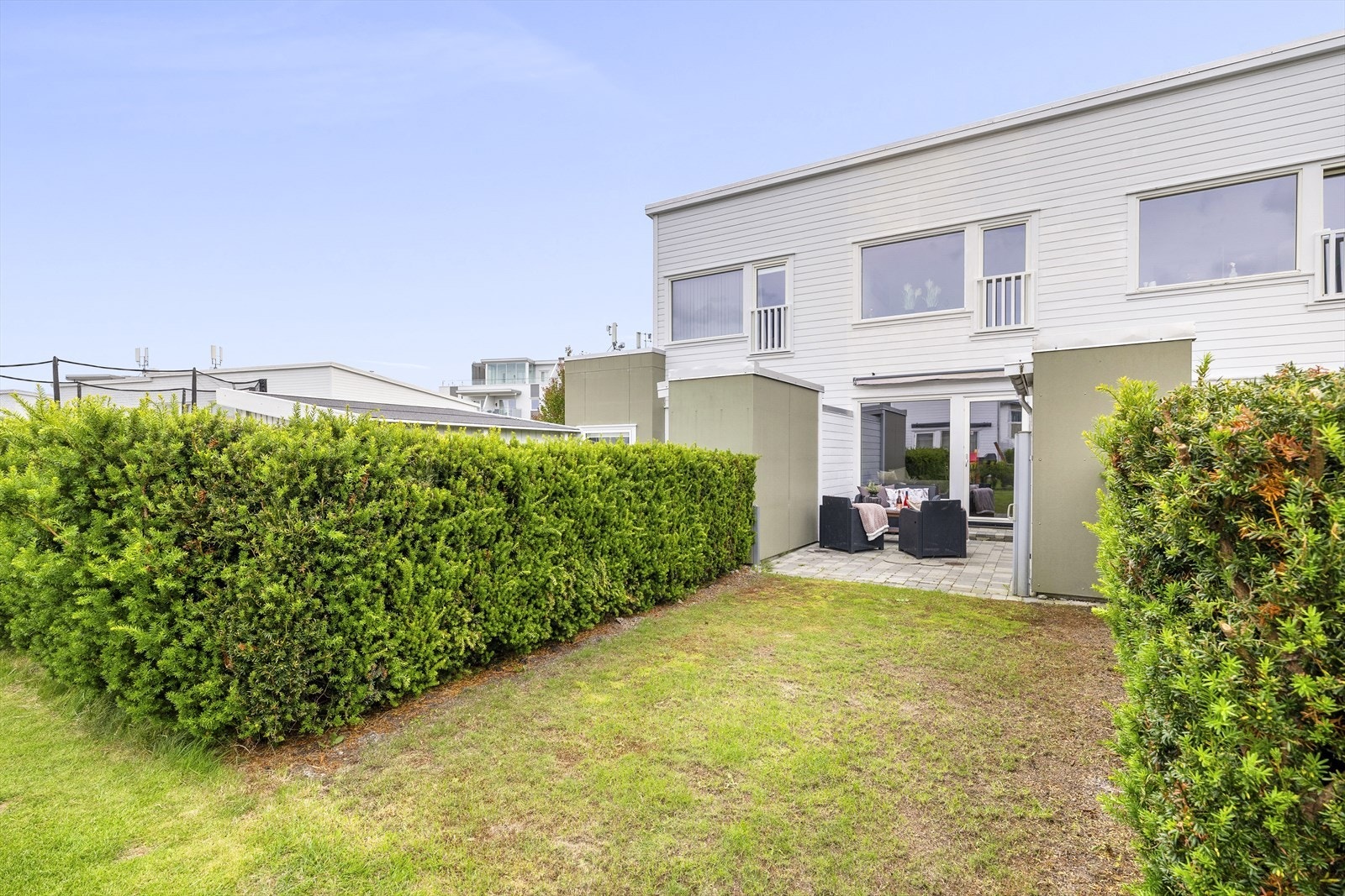 Rekkehuset disponerer egen hage. Uttrekkbar levegg montert på redskapsbod, som medfølger i handelen. Ekstra lagringsplass i redskapsbod. Galleribilde