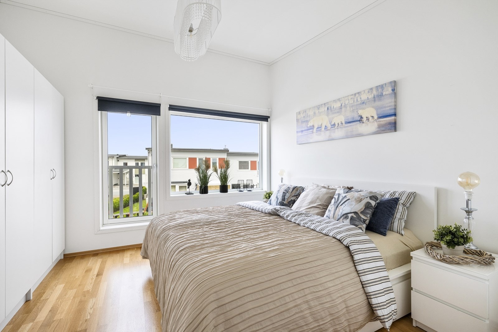 Romslig hovedsoverom med plass til dobbeltseng og fransk balkong. Galleribilde