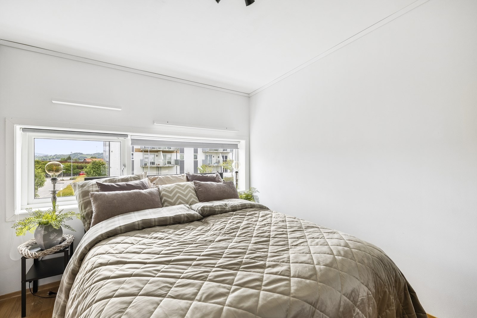 Soverom av god størrelse med plass til dobbeltseng. Galleribilde