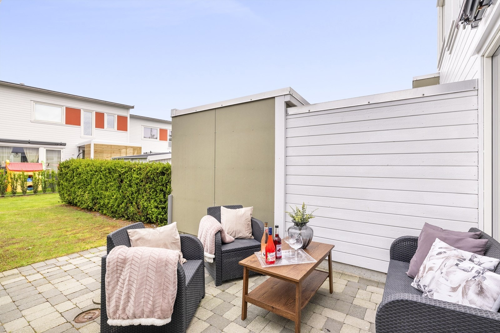 Solrikt sør-vest vendt steinbelagt uteområde. Her sitter du lunt til og kan nyte milde dager. Galleribilde