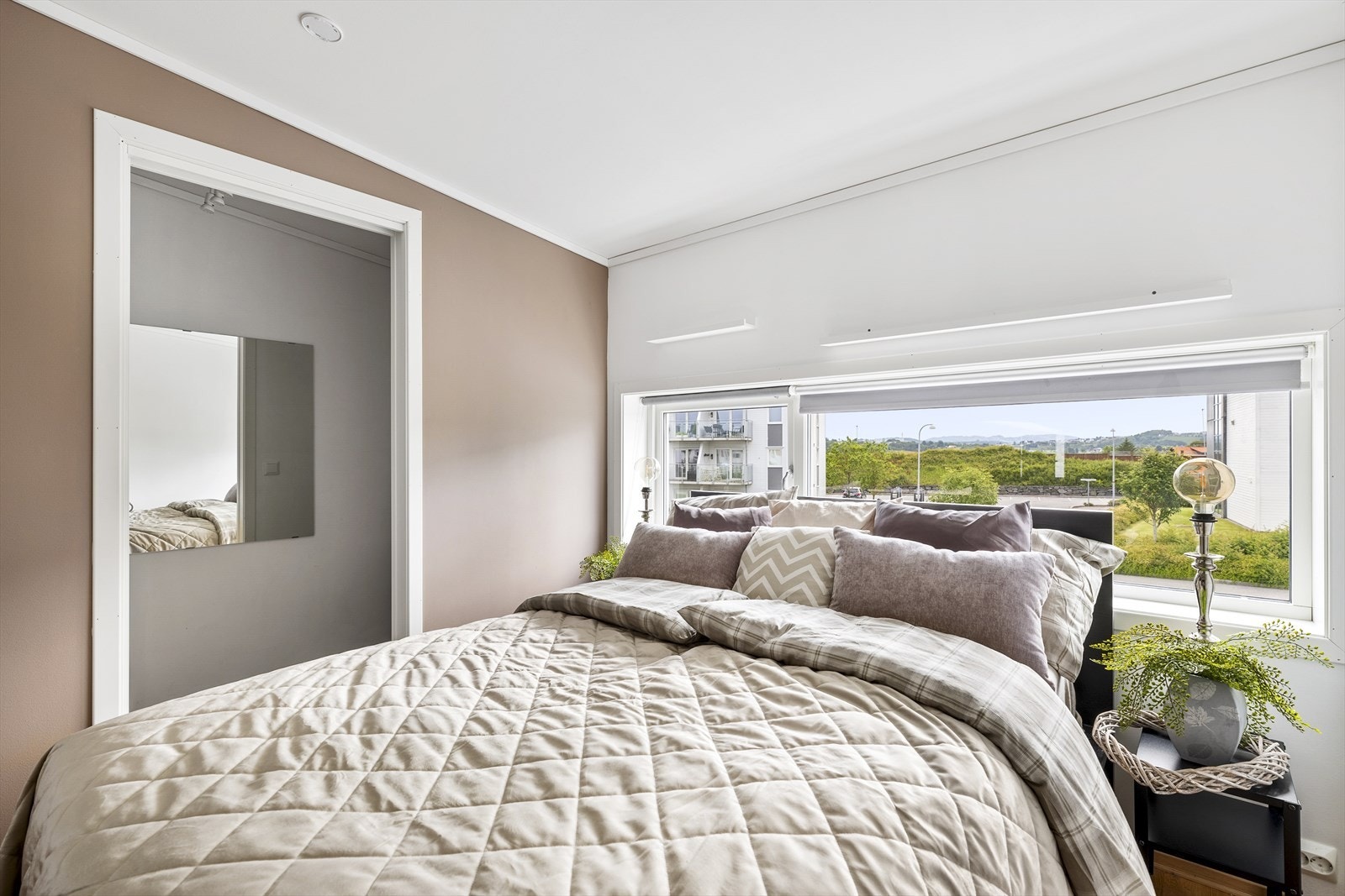 Bod/walk-in closet med skyvedør. Galleribilde