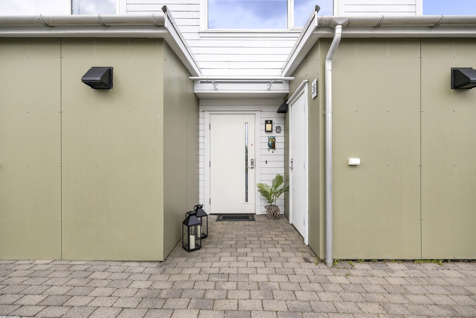 Sportsbod på framsiden med god lagringsplass. Parkering på felles utvendig oppstillingsplass som eies av velforeningen. Galleribilde