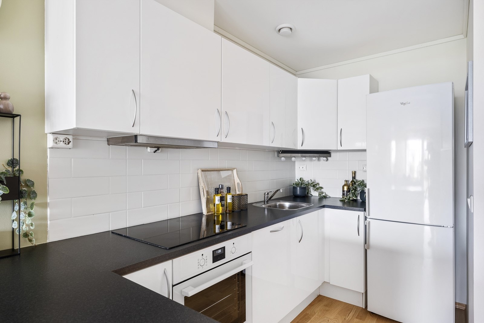 Integrert stekeovn, platetopp som medfølger i handelen. Frittstående oppvaskmaskin og kombiskap, medfølger som hovedregel ikke. Galleribilde