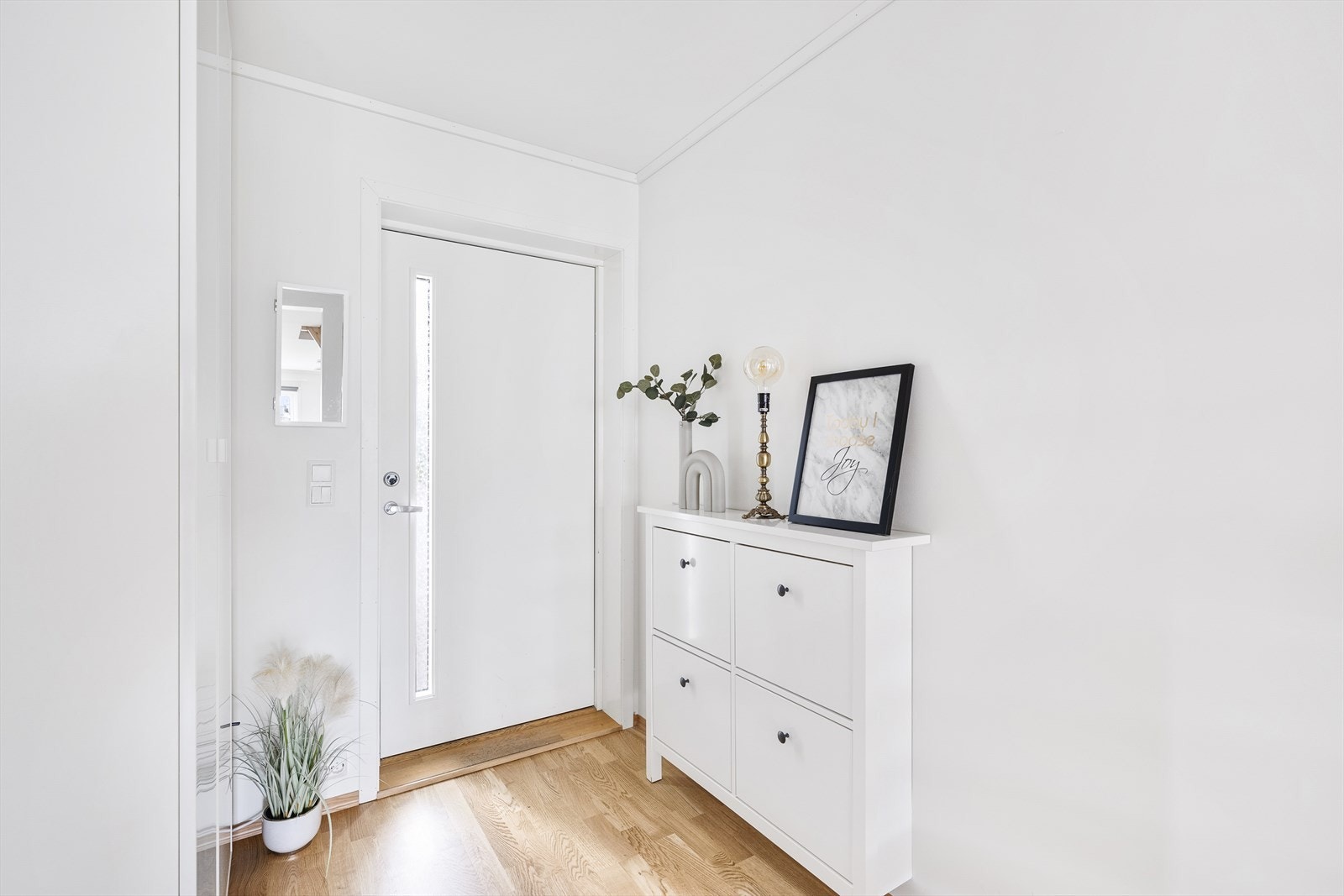 Innbydende entré med garderobeskap. Galleribilde