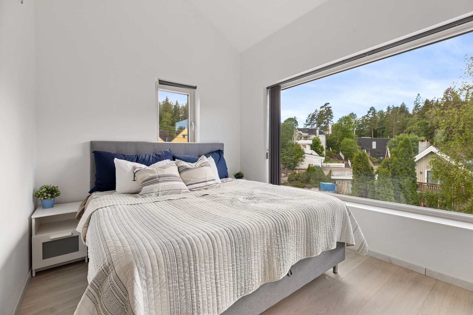 Her er det også store takvinduer som bidrar til gode lysforhold i rommet. Galleribilde