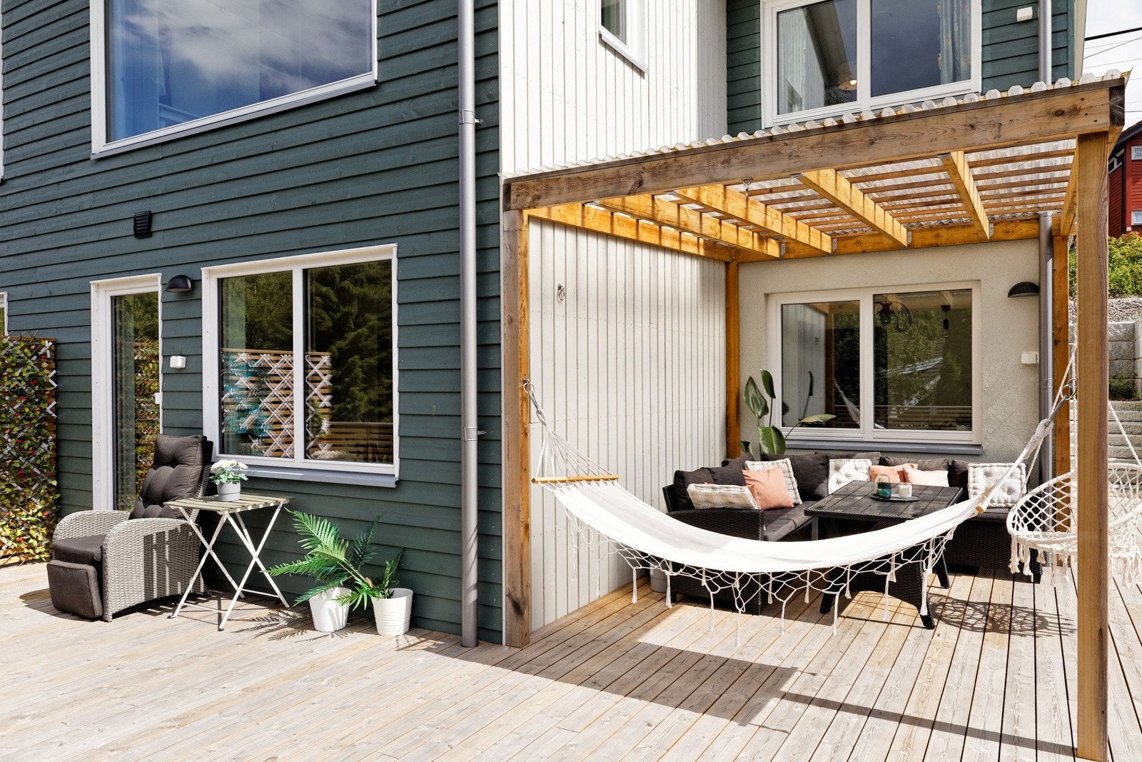 På terrassen er det en behagelig pergola. Galleribilde