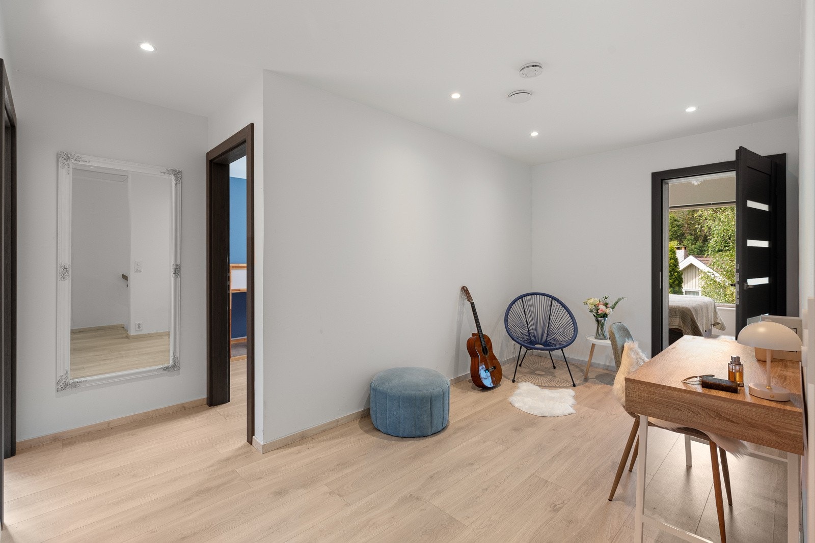 I boligens 1. etasje er det tre romslige soverom, kontor/gang, baderom og entré. Galleribilde