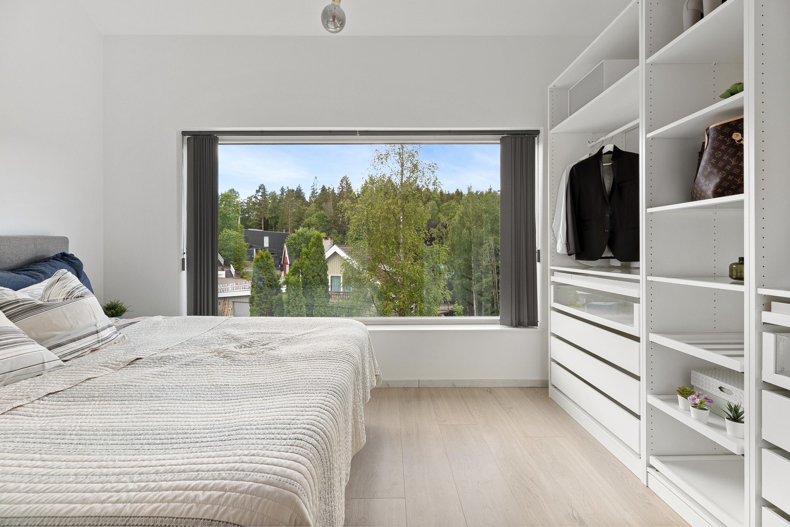 Hovedsoverommet er vendt mot nord og har et stort vindu mot den frodige hagen. Galleribilde