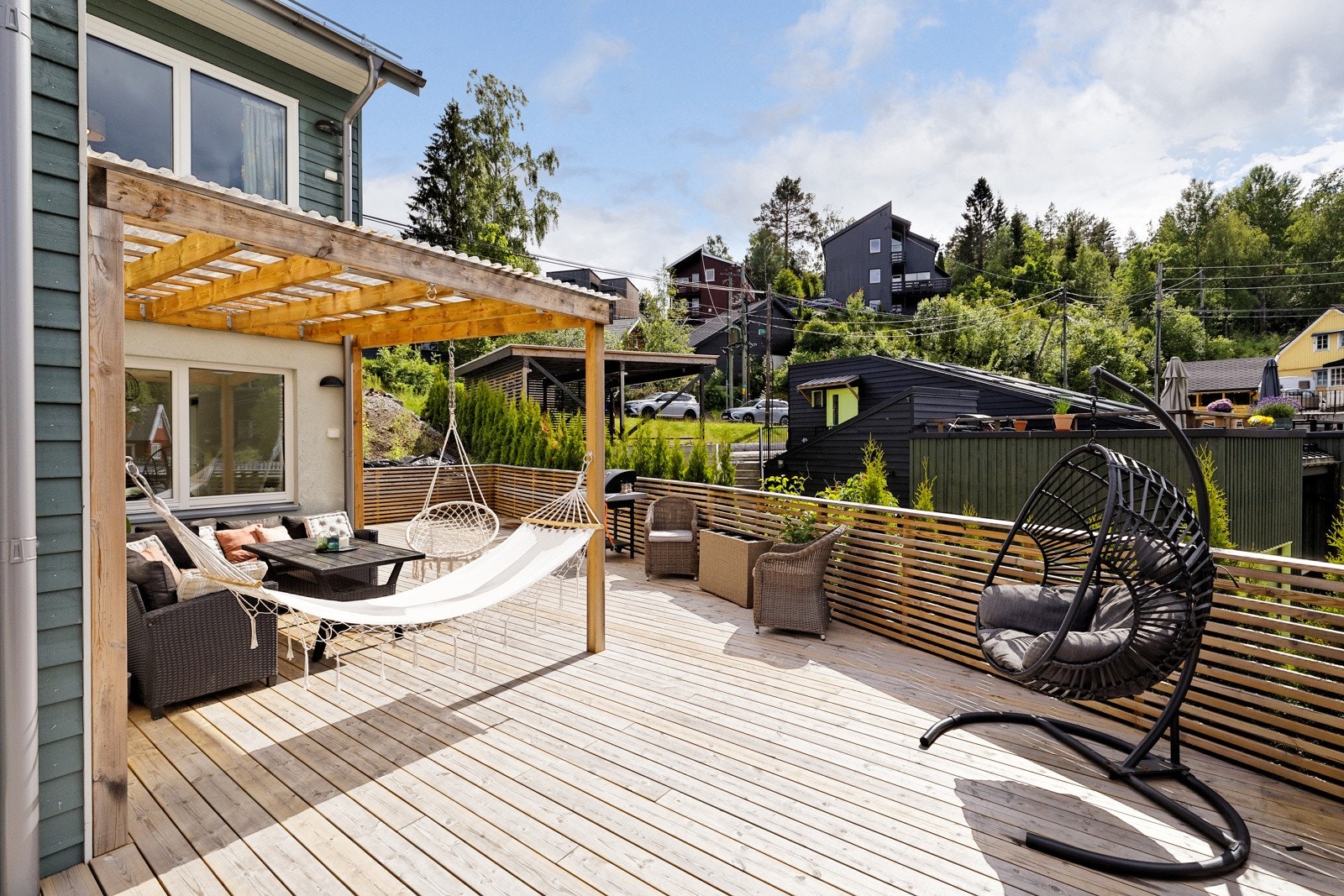 Pergola er vendt mot vest hvor solen kan nytes i lune omgivelser. Galleribilde