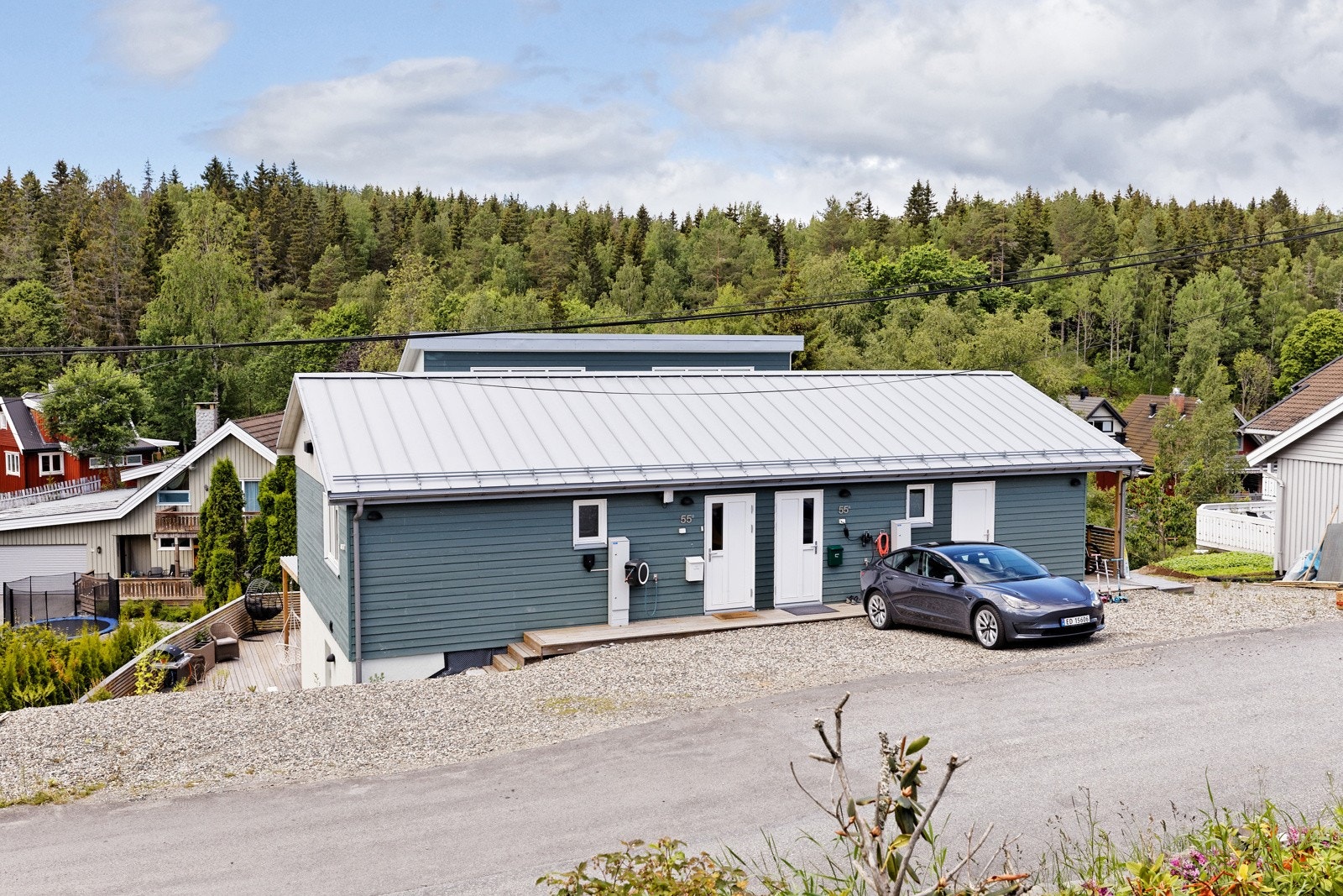 På gårdsplassen er det god plass til parkering av bil(er). Galleribilde