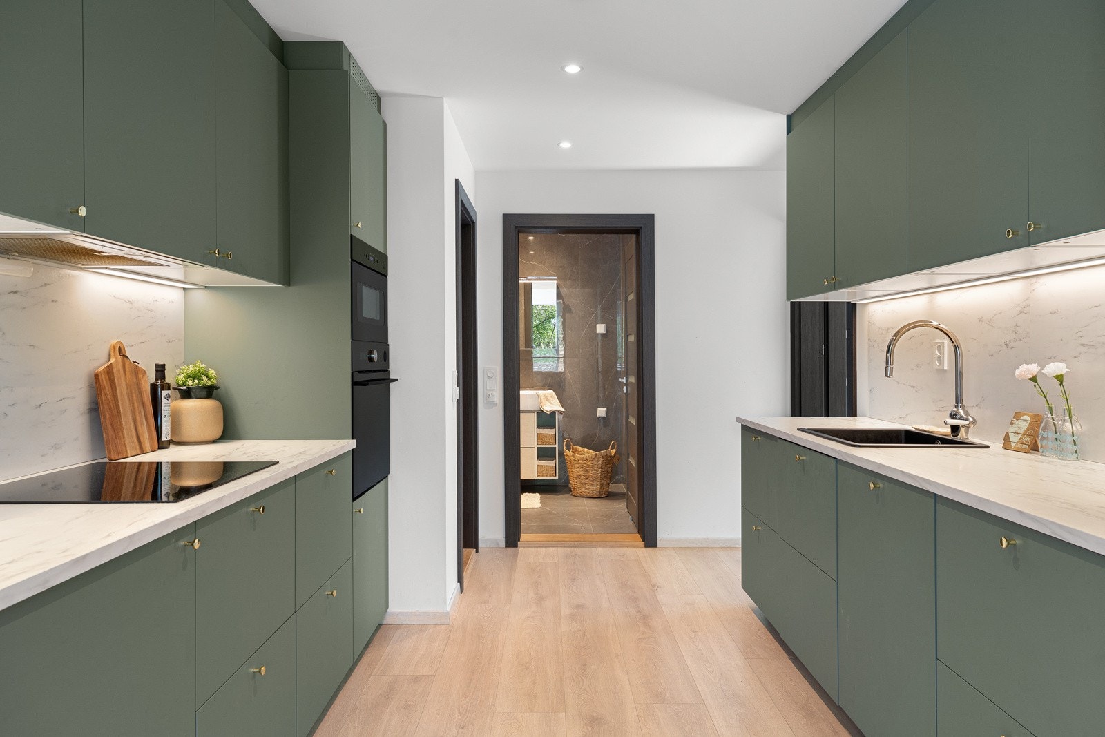 Boligen har et lekkert kjøkken fra Ikea med glatte fronter. Galleribilde