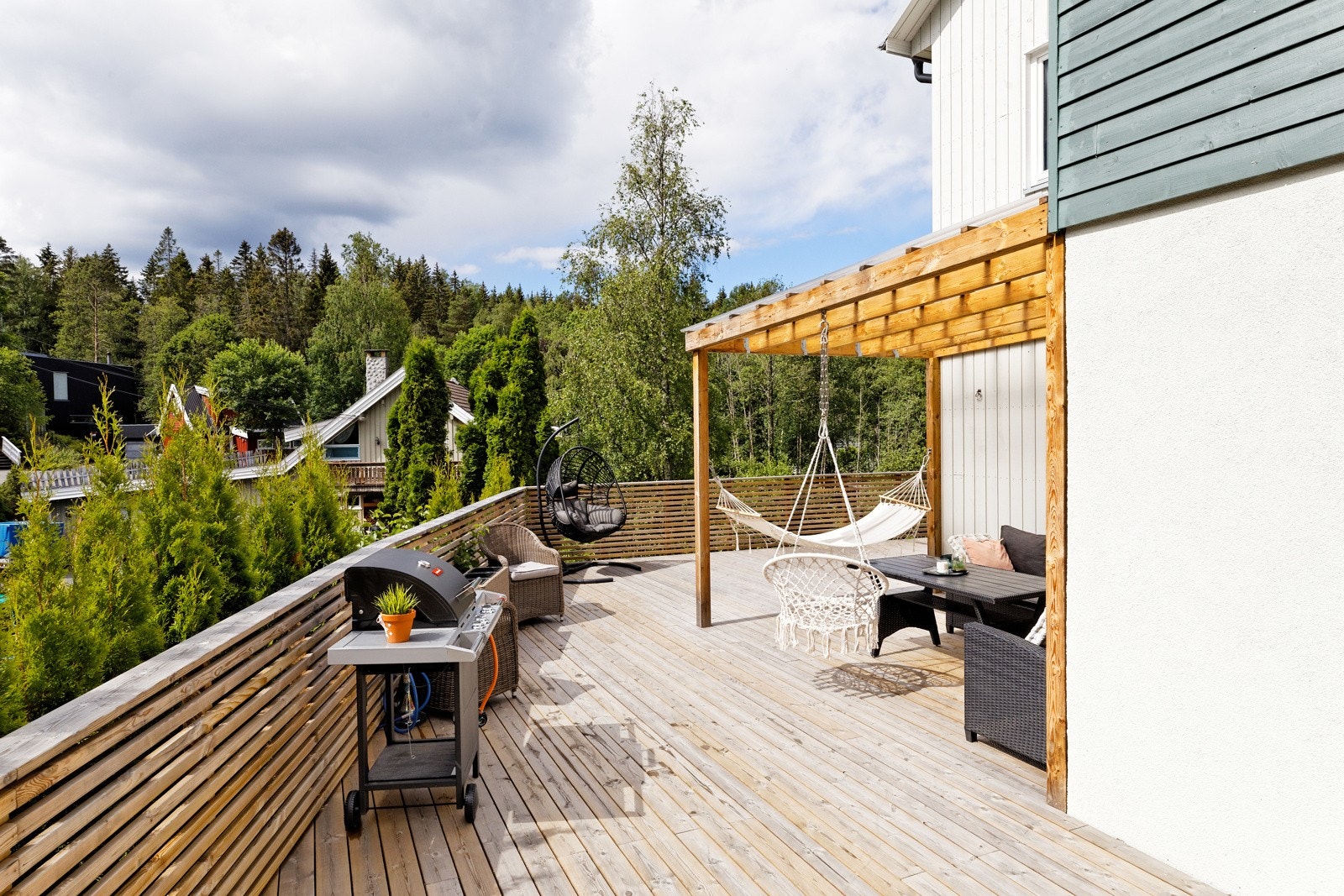 Eiendommen har en stor terrasse på 63 m2 som strekker seg rundt vest- og nordsiden av huset. Galleribilde