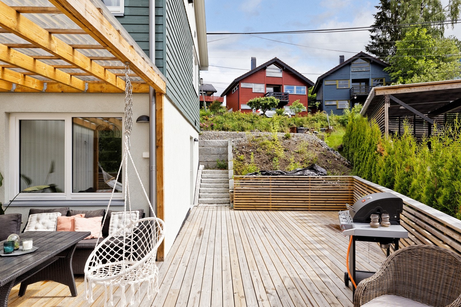 ... hvor det er trapp som går opp til forsiden av huset. Galleribilde