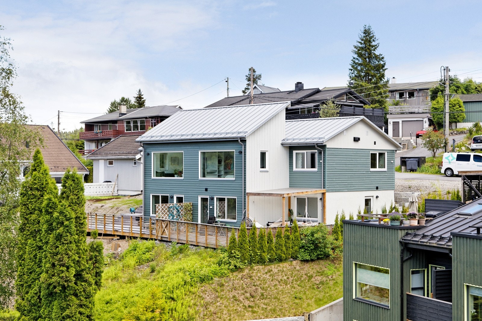 Alundamveien 55B er en lekker familiebolig med god planløsning over to etasjer. Galleribilde